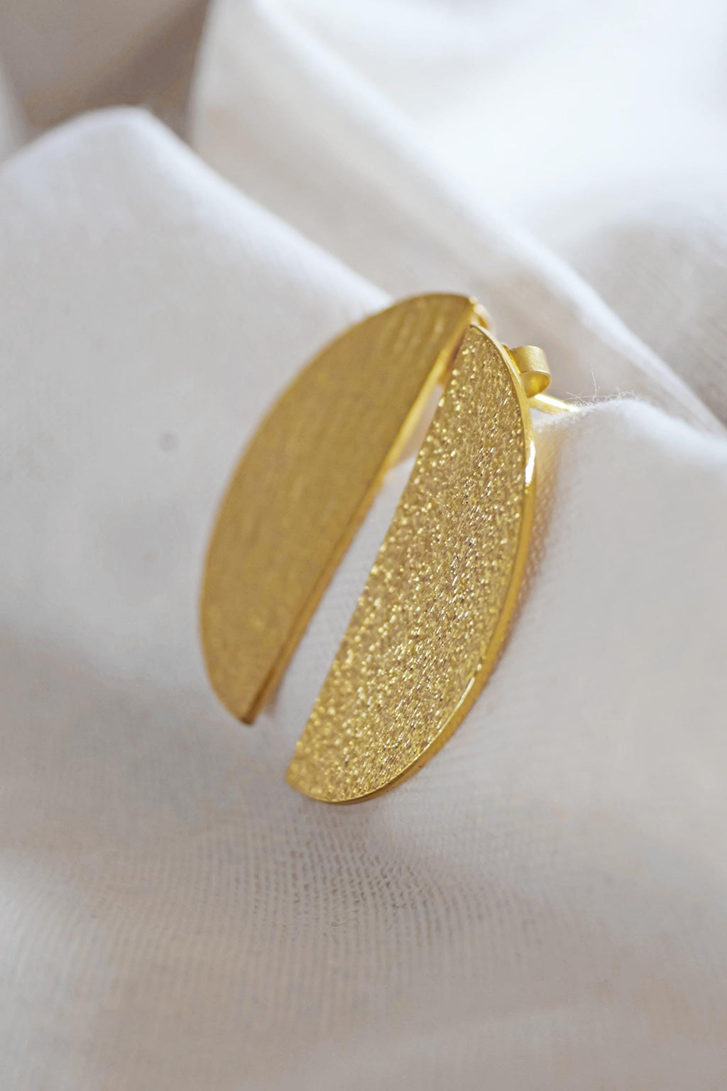 24k vergoldete Halbmond Ohrringe I Handgemacht in Nepal I Ethischer Schmuck I Elegante Ohrringe I zeitlos I Gold Struktur Statement
