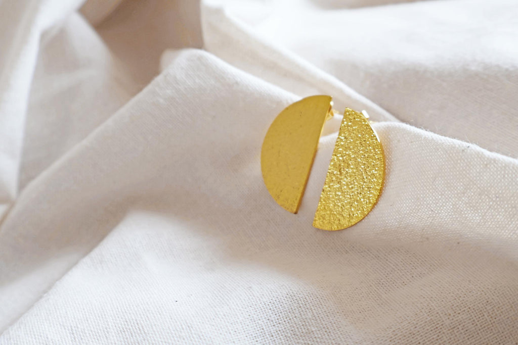 24k vergoldete Halbmond Ohrringe I Handgemacht in Nepal I Ethischer Schmuck I Elegante Ohrringe I zeitlos I Gold Struktur Statement