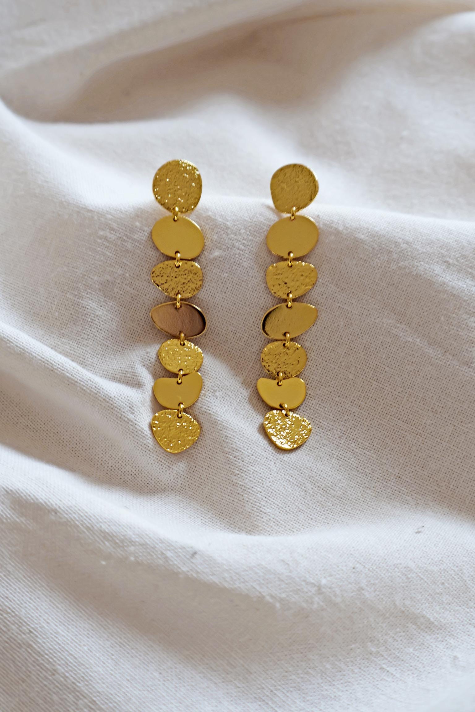 Lange 24k vergoldete Ohrringe I Ethischer Schmuck I Elegante Ohrringe I zeitlos I Gold Struktur Statement Plättchen Ohrringe