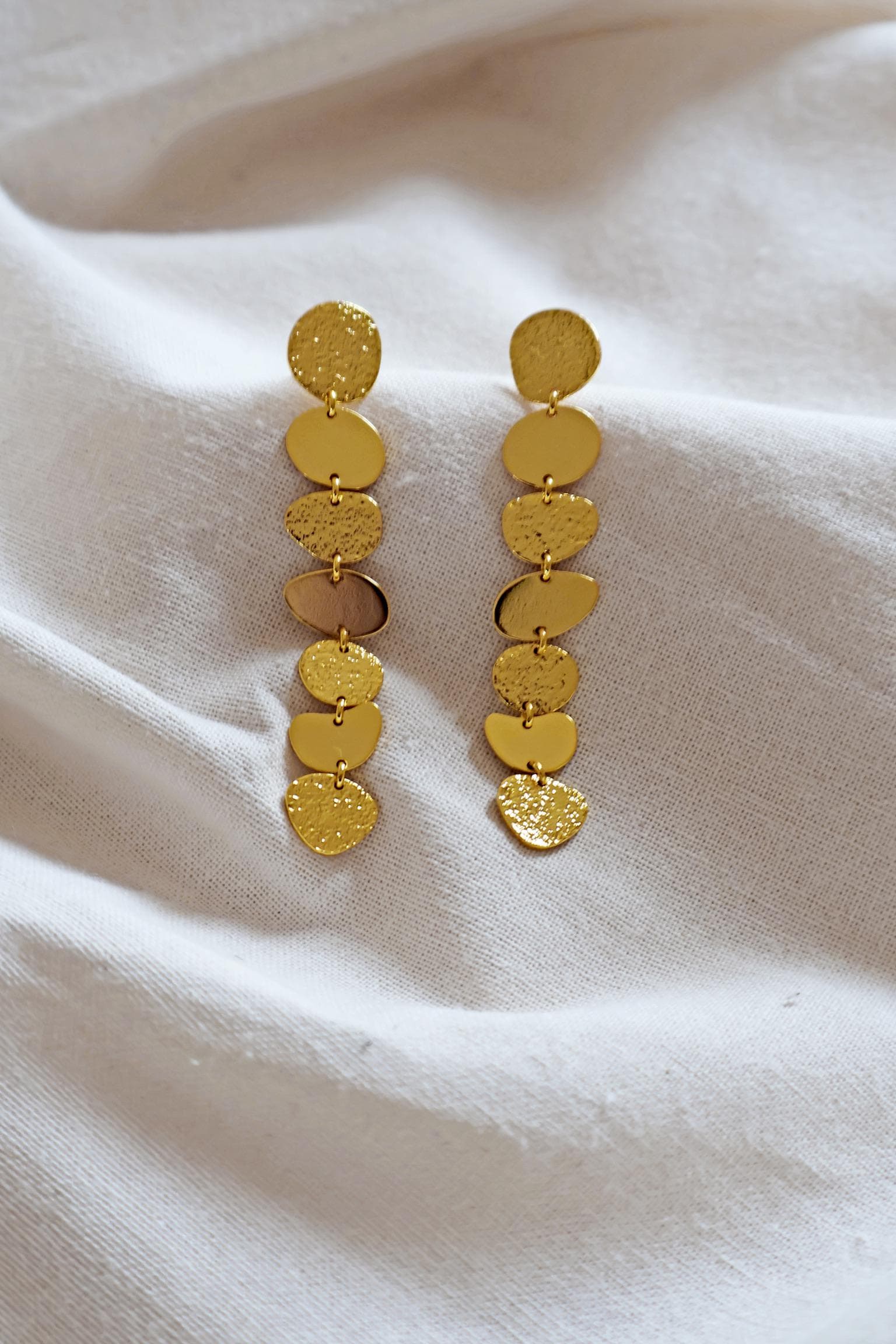 Lange 24k vergoldete Ohrringe I Ethischer Schmuck I Elegante Ohrringe I zeitlos I Gold Struktur Statement Plättchen Ohrringe