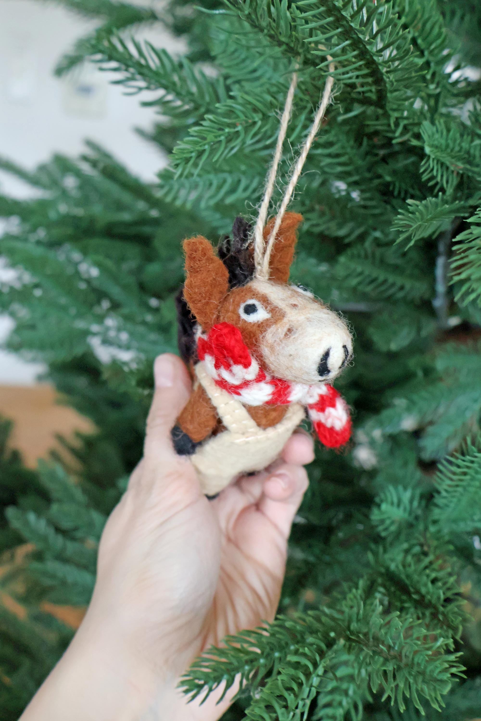 Weihnachtsanhänger Pferd I Filz Christbaumschmuck I Weihnachtsdeko Pferdchen I Pferd mit Latzhose und Schal
