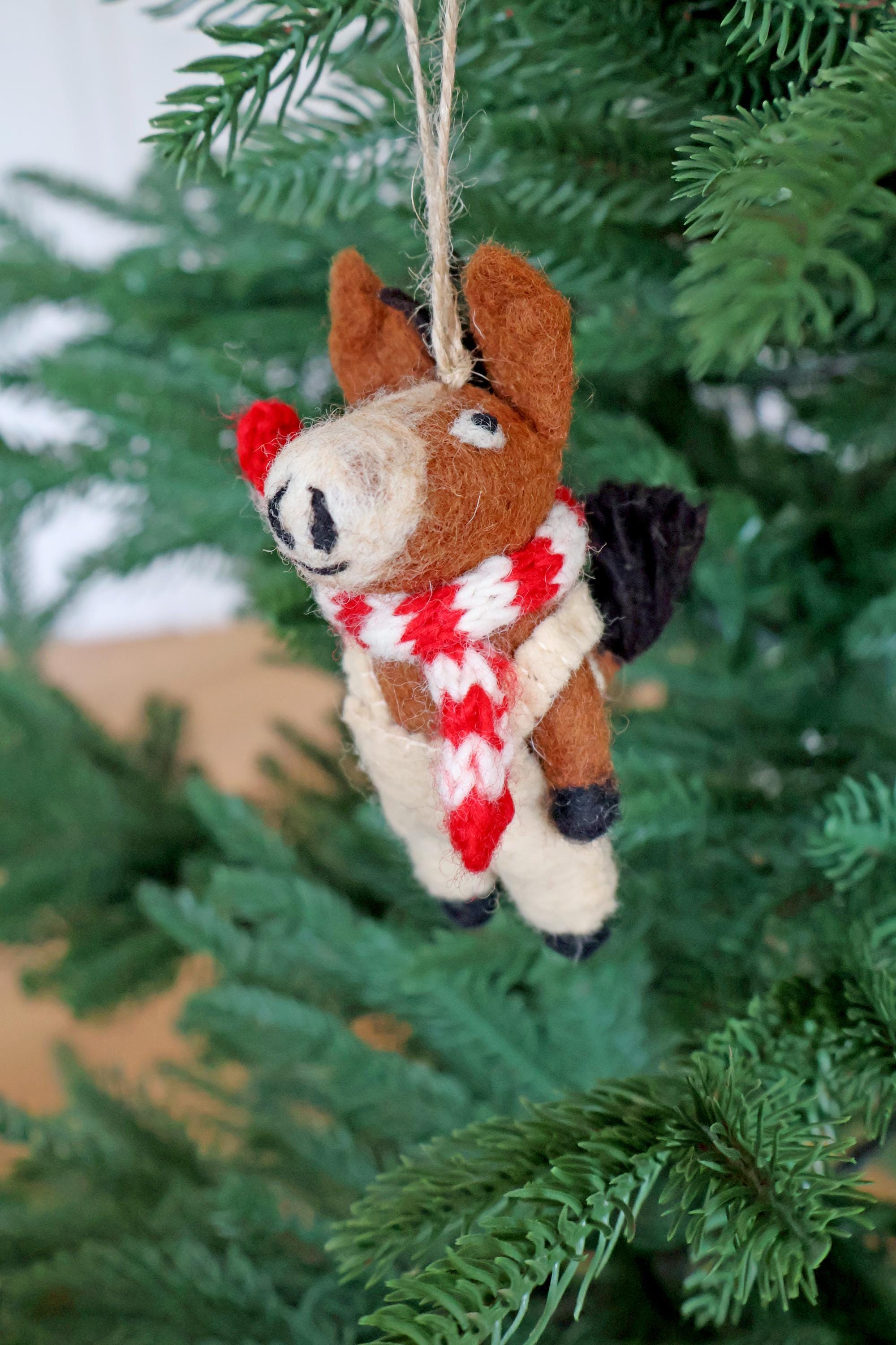 Weihnachtsanhänger Pferd I Filz Christbaumschmuck I Weihnachtsdeko Pferdchen I Pferd mit Latzhose und Schal