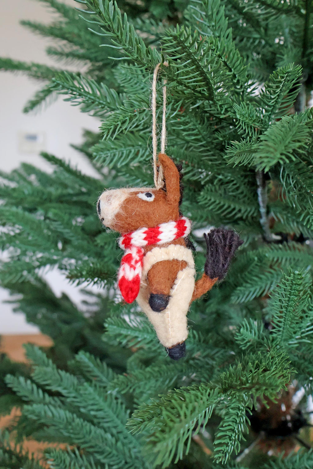 Weihnachtsanhänger Pferd I Filz Christbaumschmuck I Weihnachtsdeko Pferdchen I Pferd mit Latzhose und Schal