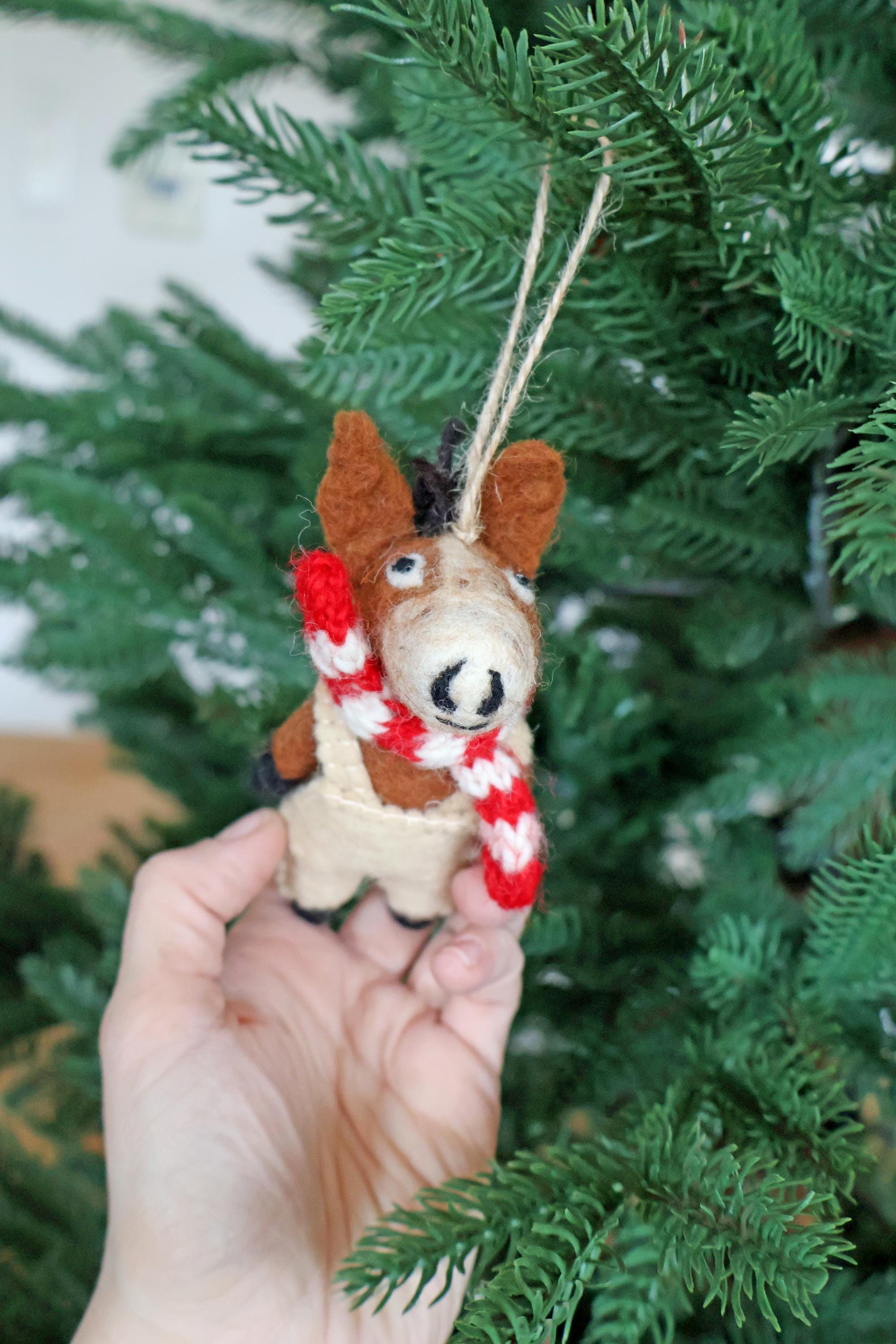 Weihnachtsanhänger Pferd I Filz Christbaumschmuck I Weihnachtsdeko Pferdchen I Pferd mit Latzhose und Schal