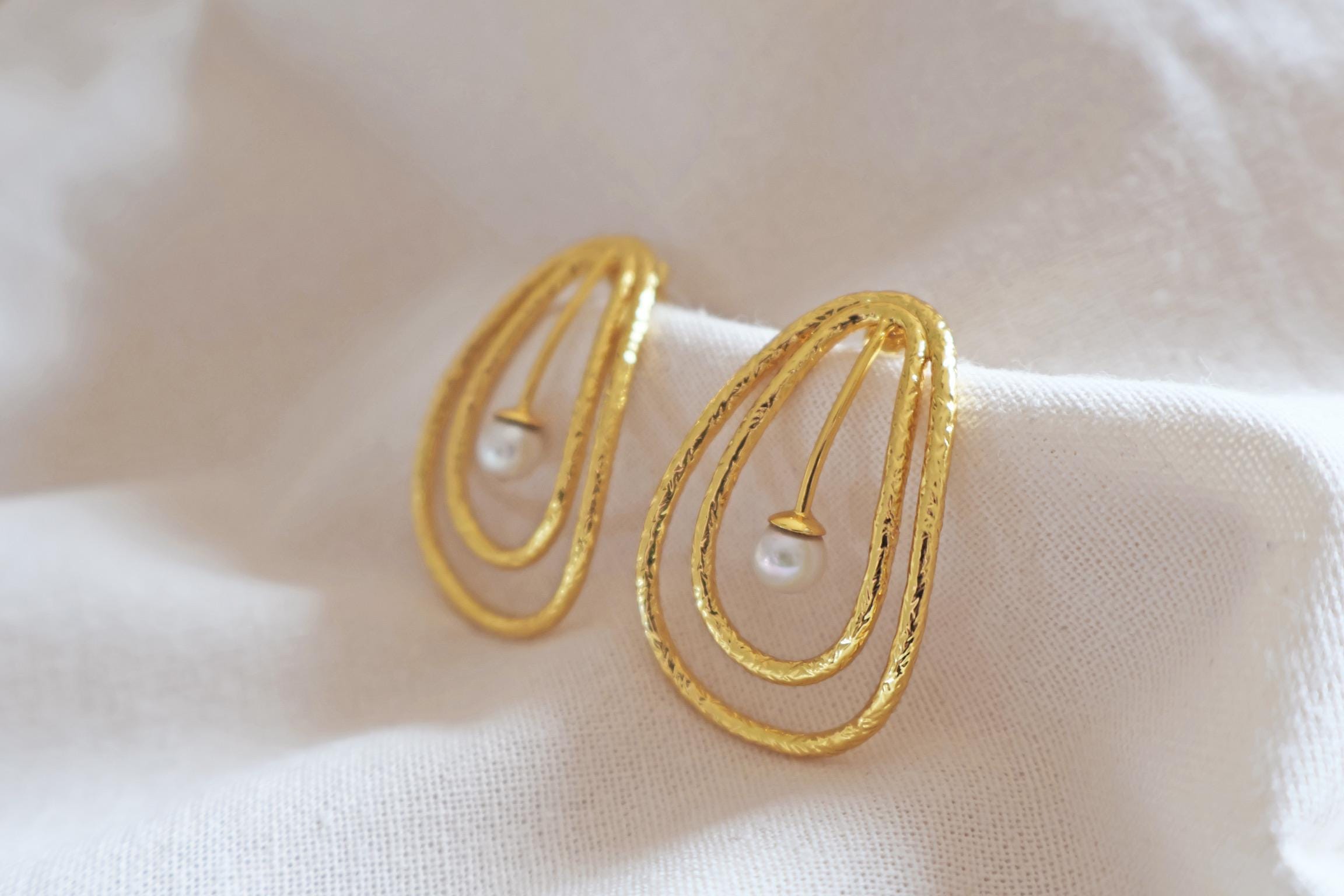 Vergoldete Ohrringe mit Süßwasserperle – 24k Gold (999) I Handgemacht in Nepal I Ethischer Schmuck I Elegante Tropfen Ohrringe I zeitlos