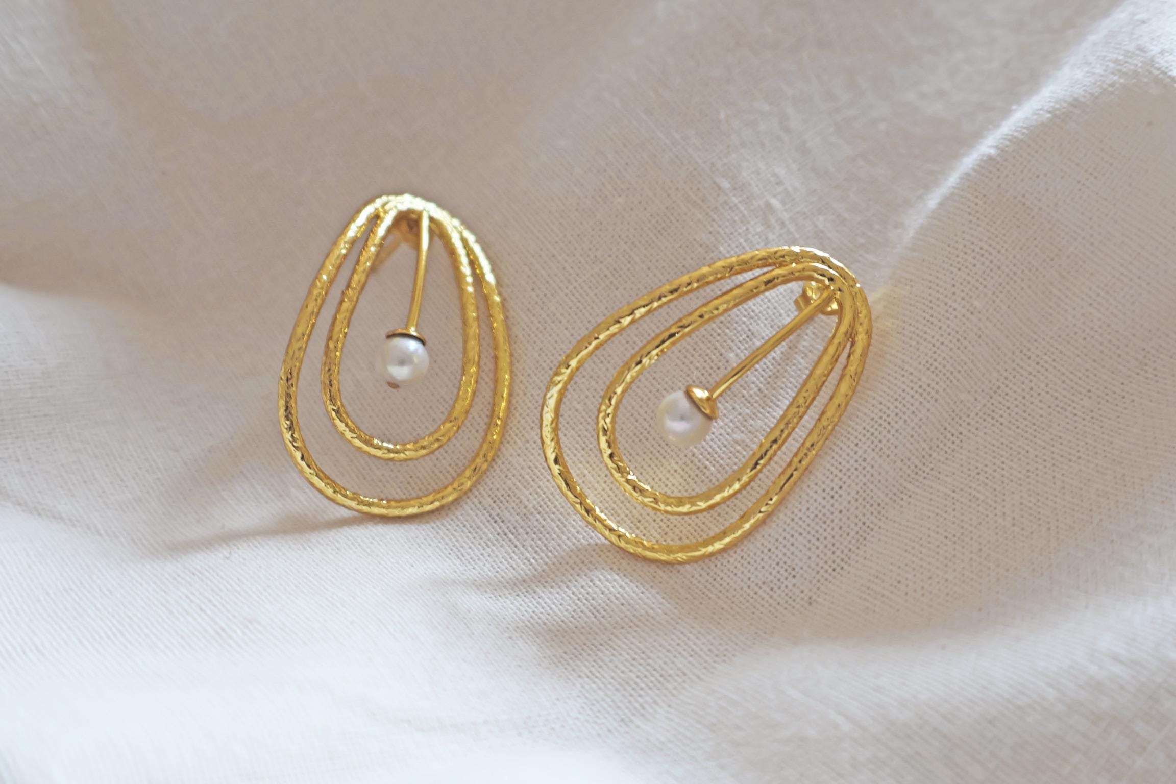 Vergoldete Ohrringe mit Süßwasserperle – 24k Gold (999) I Handgemacht in Nepal I Ethischer Schmuck I Elegante Tropfen Ohrringe I zeitlos