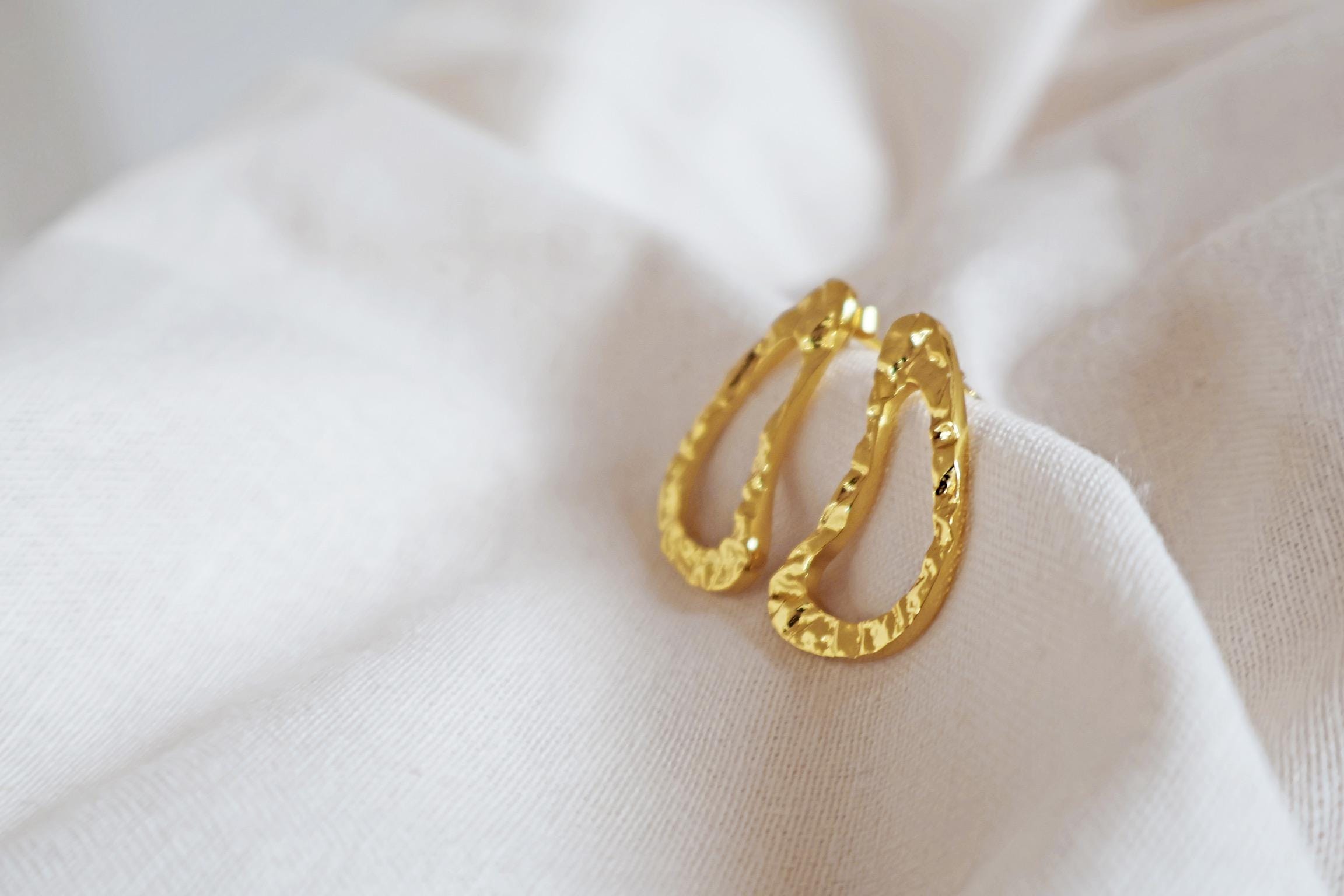 24k vergoldete Messing Ohrringe I Handgemacht in Nepal I Ethischer Schmuck I Elegante Tropfen Ohrringe I zeitlos I Gold Struktur Ohrringe