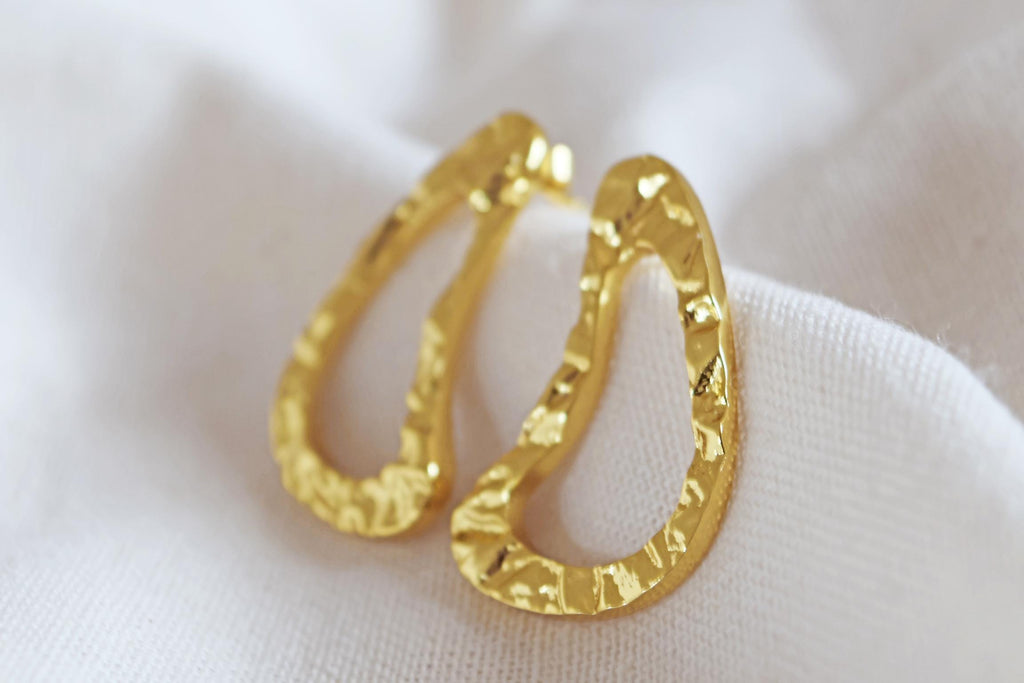 24k vergoldete Messing Ohrringe I Handgemacht in Nepal I Ethischer Schmuck I Elegante Tropfen Ohrringe I zeitlos I Gold Struktur Ohrringe