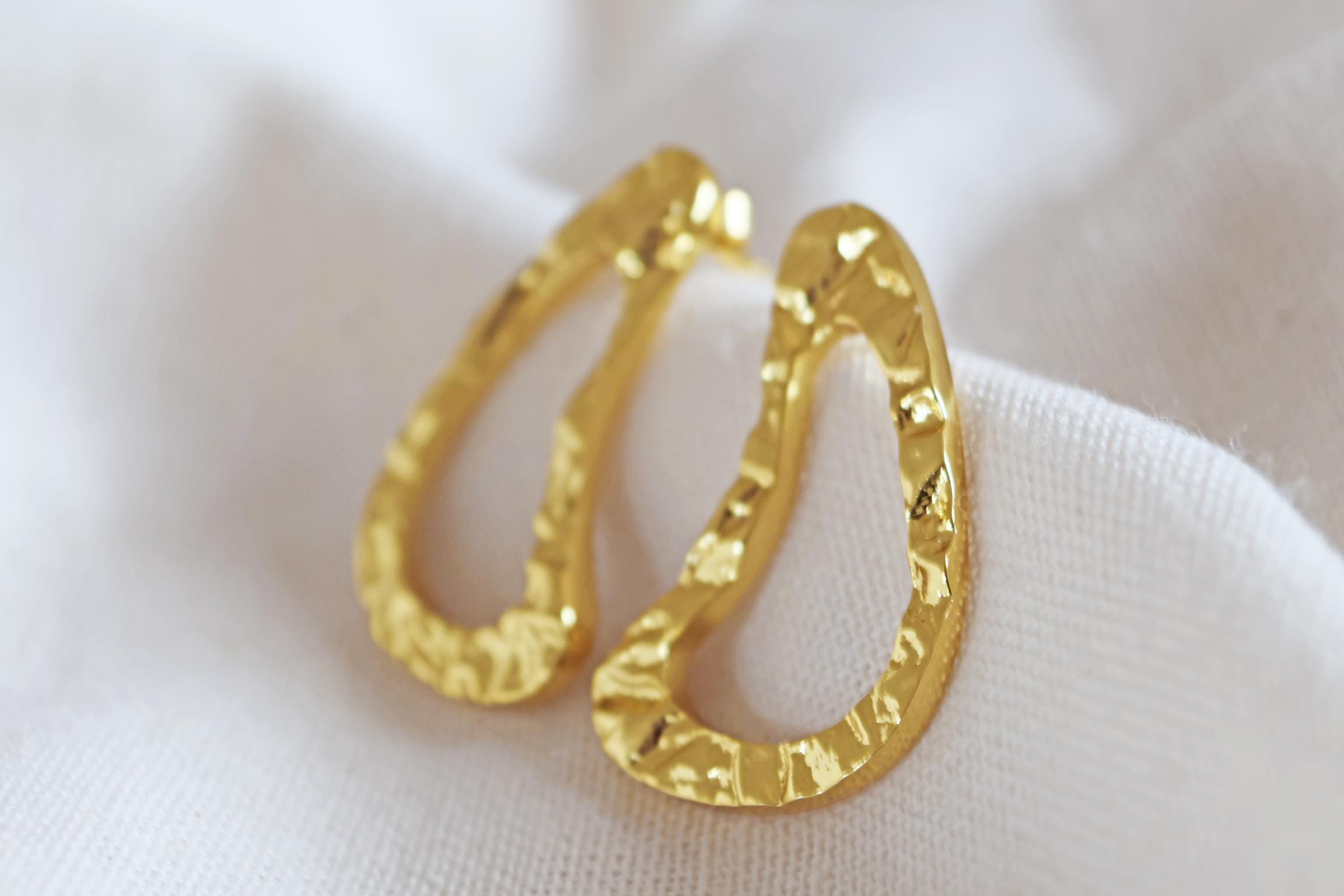 24k vergoldete Messing Ohrringe I Handgemacht in Nepal I Ethischer Schmuck I Elegante Tropfen Ohrringe I zeitlos I Gold Struktur Ohrringe