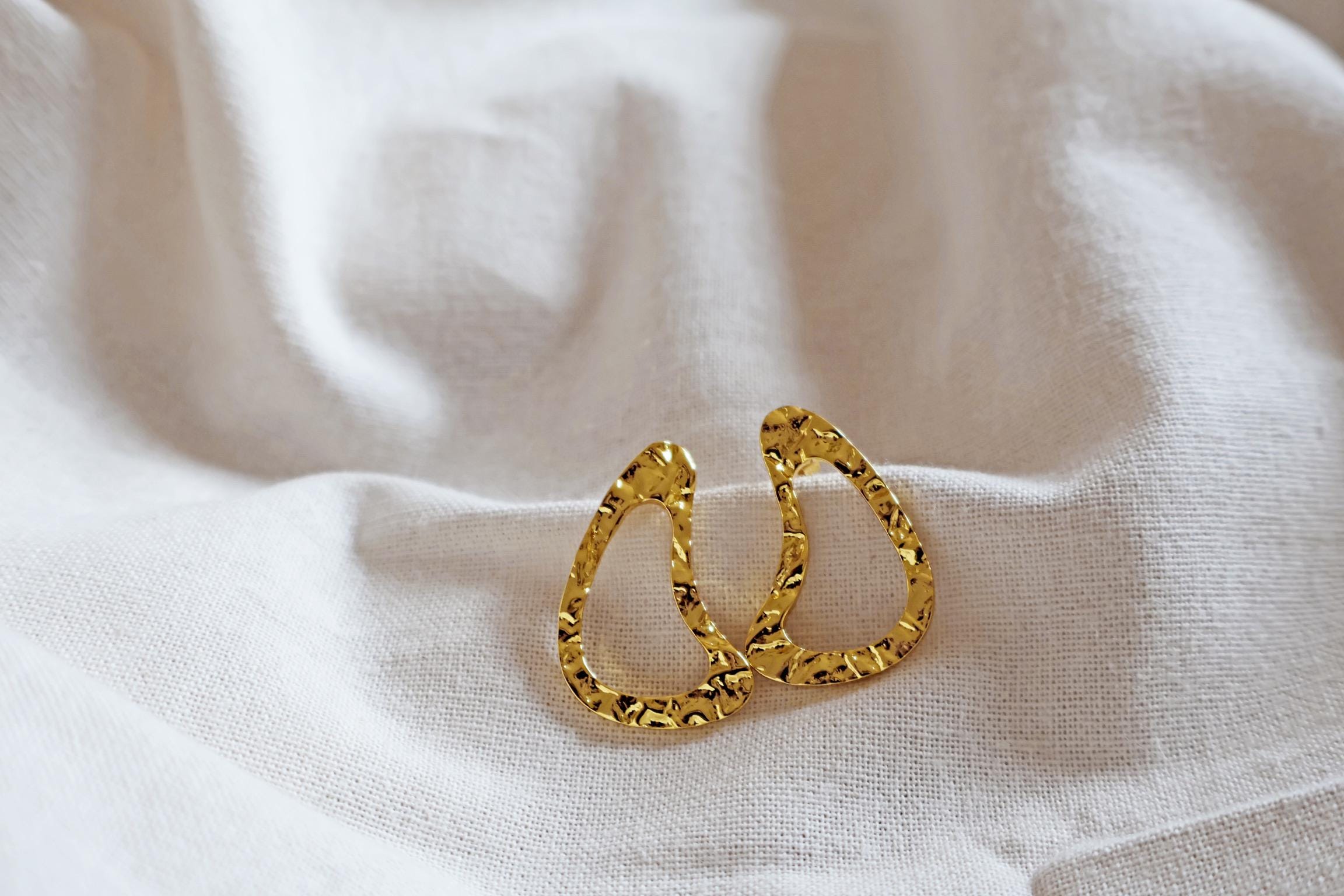 24k vergoldete Messing Ohrringe I Handgemacht in Nepal I Ethischer Schmuck I Elegante Tropfen Ohrringe I zeitlos I Gold Struktur Ohrringe