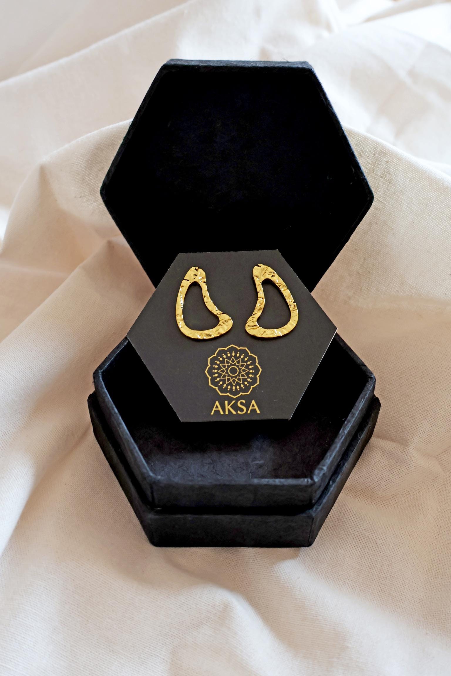24k vergoldete Messing Ohrringe I Handgemacht in Nepal I Ethischer Schmuck I Elegante Tropfen Ohrringe I zeitlos I Gold Struktur Ohrringe