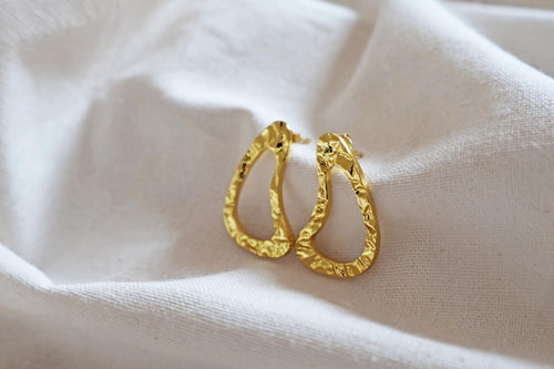 24k vergoldete Messing Ohrringe I Handgemacht in Nepal I Ethischer Schmuck I Elegante Tropfen Ohrringe I zeitlos I Gold Struktur Ohrringe