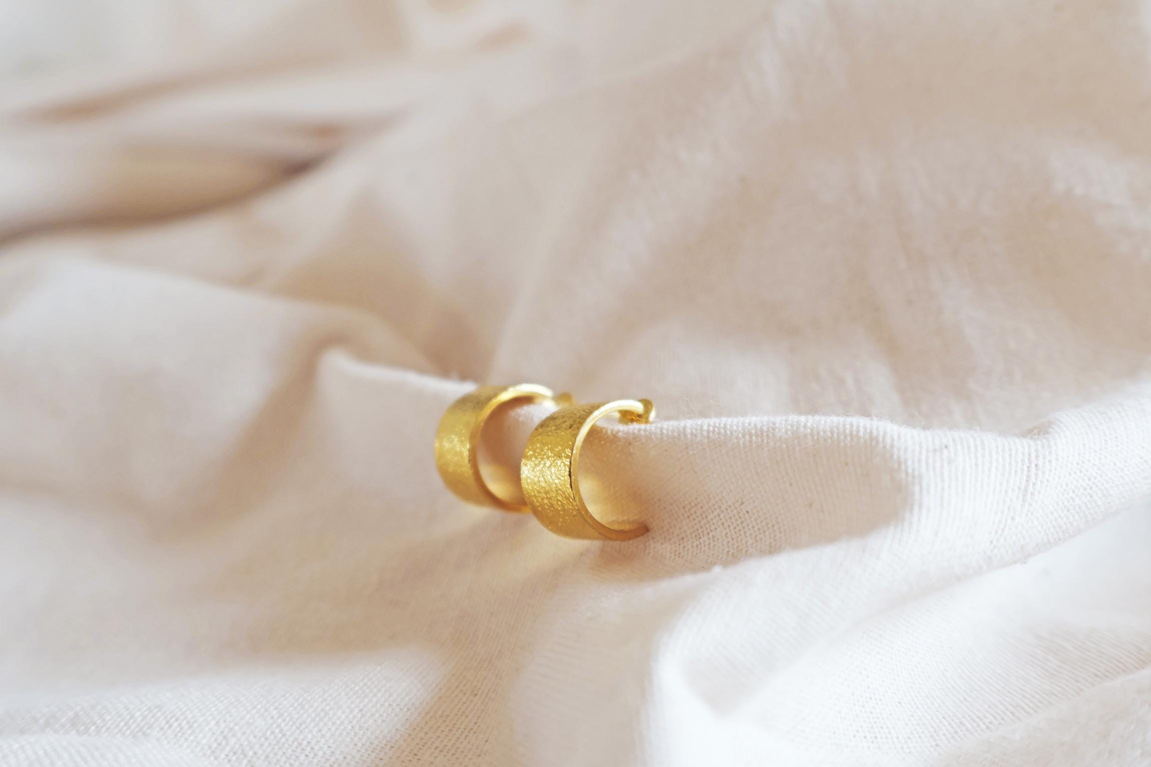 24k vergoldete Kreolen Ohrringe I Handgemacht in Nepal I Ethischer Schmuck I Elegante Ohrringe I zeitlos I Gold Struktur Ohrringe