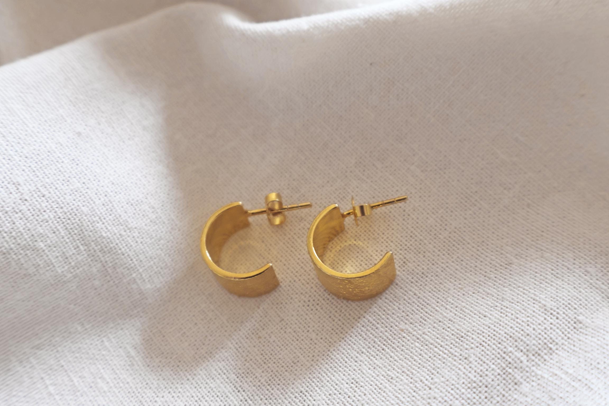 24k vergoldete Kreolen Ohrringe I Handgemacht in Nepal I Ethischer Schmuck I Elegante Ohrringe I zeitlos I Gold Struktur Ohrringe