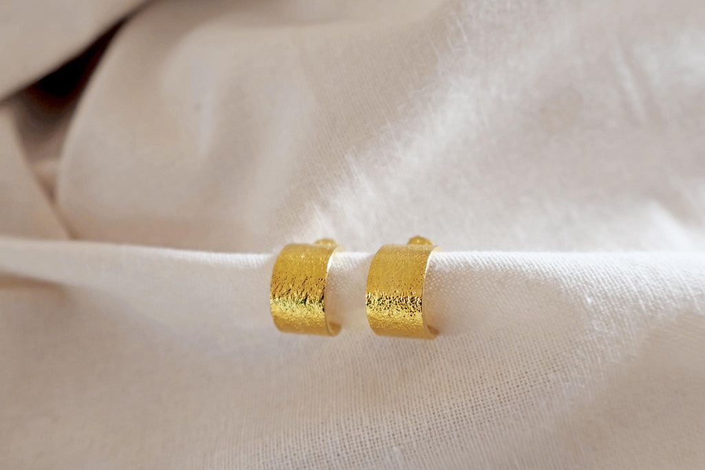 24k vergoldete Kreolen Ohrringe I Handgemacht in Nepal I Ethischer Schmuck I Elegante Ohrringe I zeitlos I Gold Struktur Ohrringe