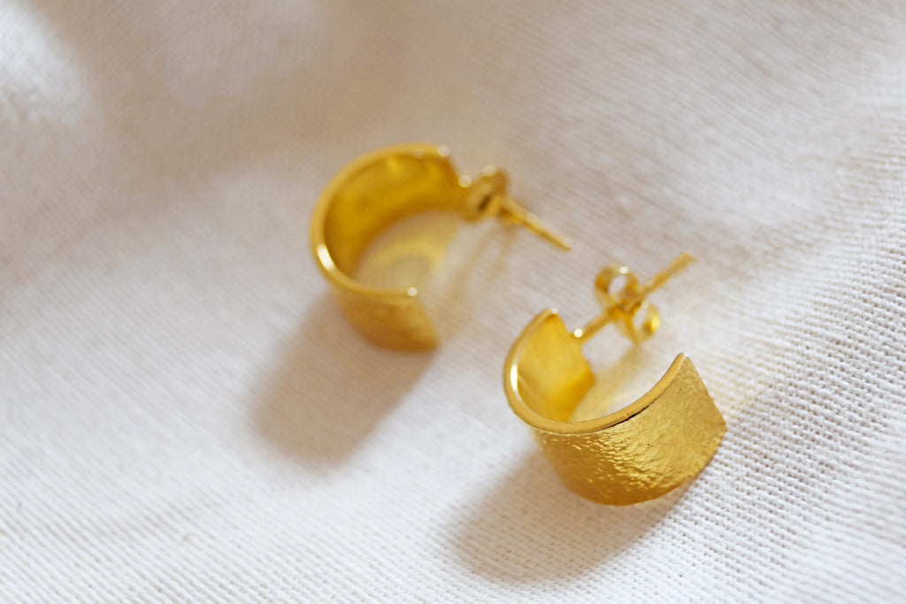 24k vergoldete Kreolen Ohrringe I Handgemacht in Nepal I Ethischer Schmuck I Elegante Ohrringe I zeitlos I Gold Struktur Ohrringe