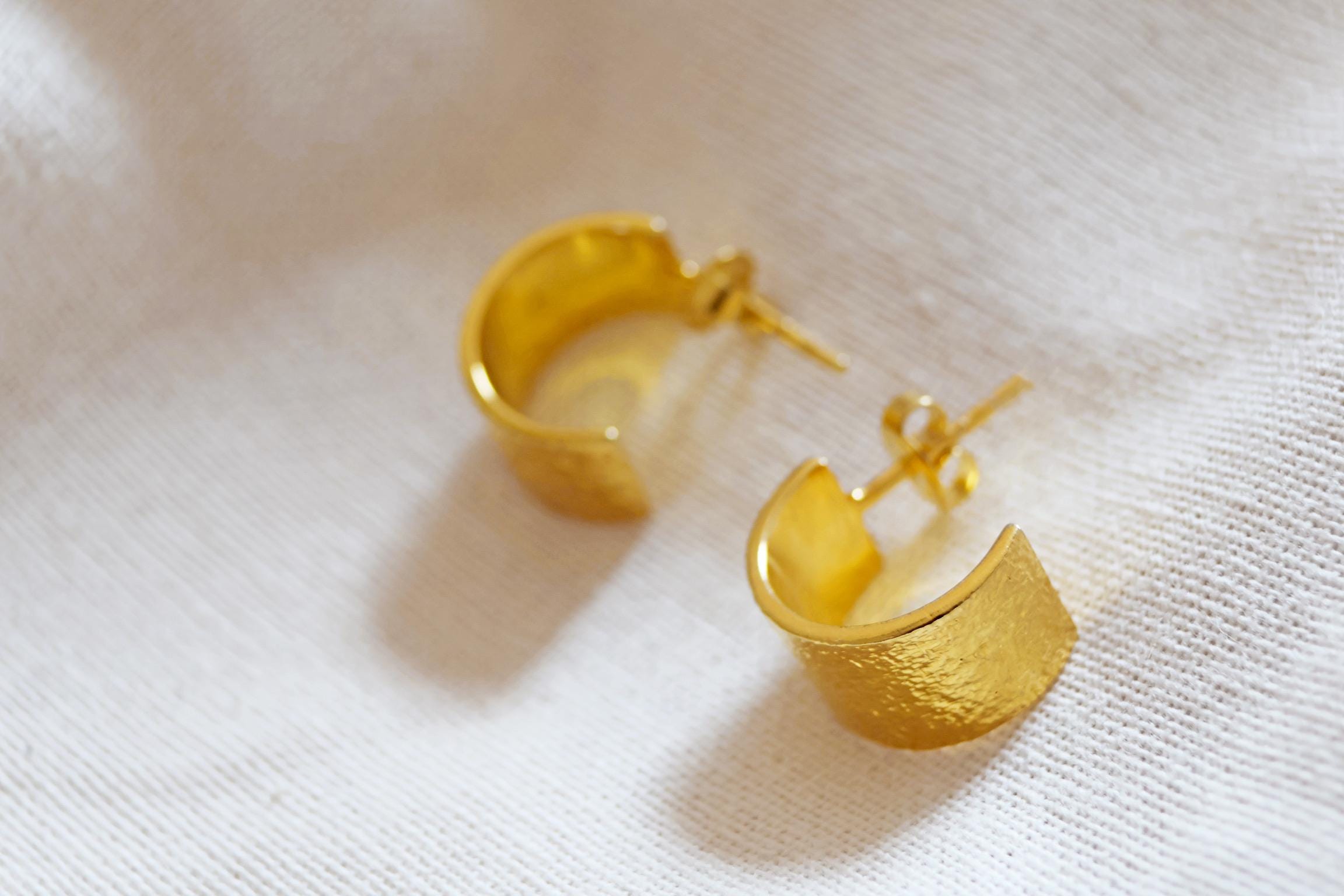 24k vergoldete Kreolen Ohrringe I Handgemacht in Nepal I Ethischer Schmuck I Elegante Ohrringe I zeitlos I Gold Struktur Ohrringe
