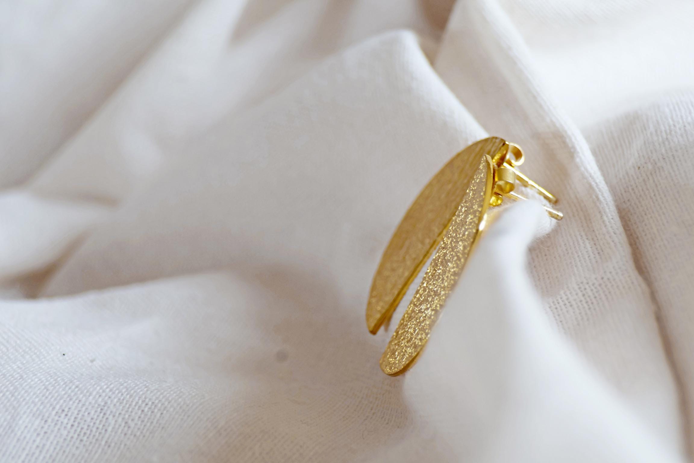 24k vergoldete Halbmond Ohrringe I Handgemacht in Nepal I Ethischer Schmuck I Elegante Ohrringe I zeitlos I Gold Struktur Statement