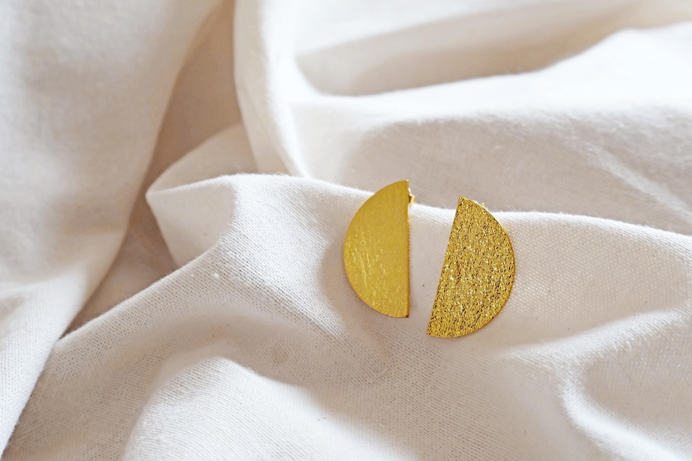 24k vergoldete Halbmond Ohrringe I Handgemacht in Nepal I Ethischer Schmuck I Elegante Ohrringe I zeitlos I Gold Struktur Statement