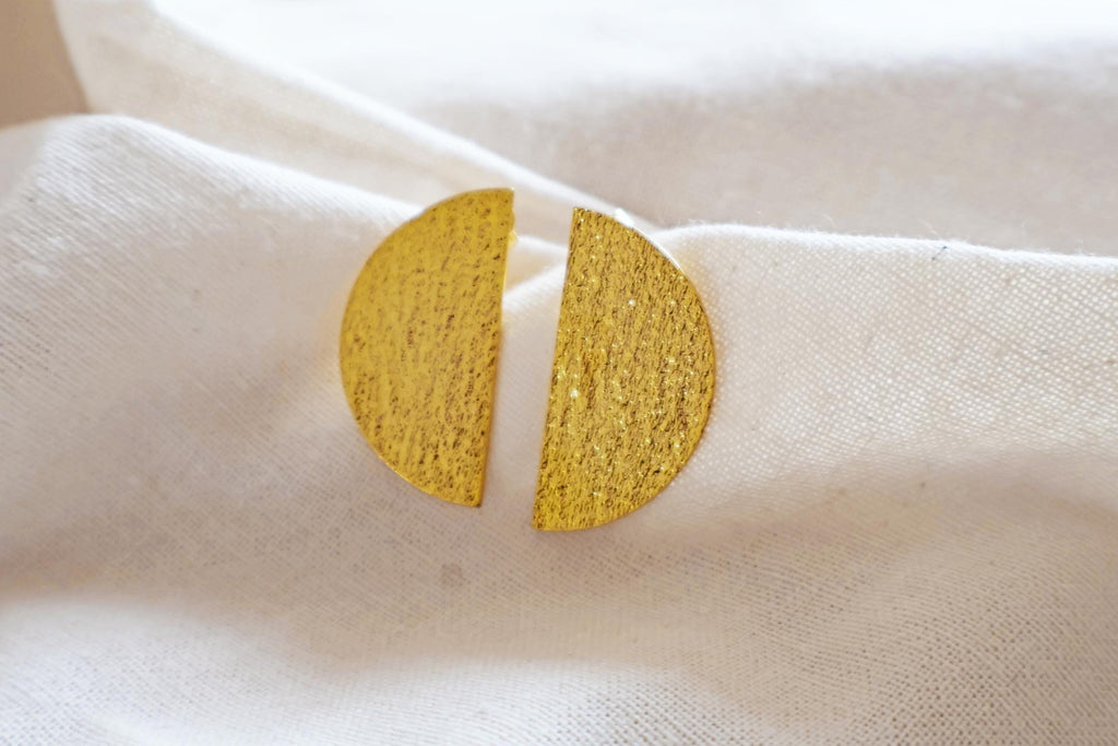 24k vergoldete Halbmond Ohrringe I Handgemacht in Nepal I Ethischer Schmuck I Elegante Ohrringe I zeitlos I Gold Struktur Statement