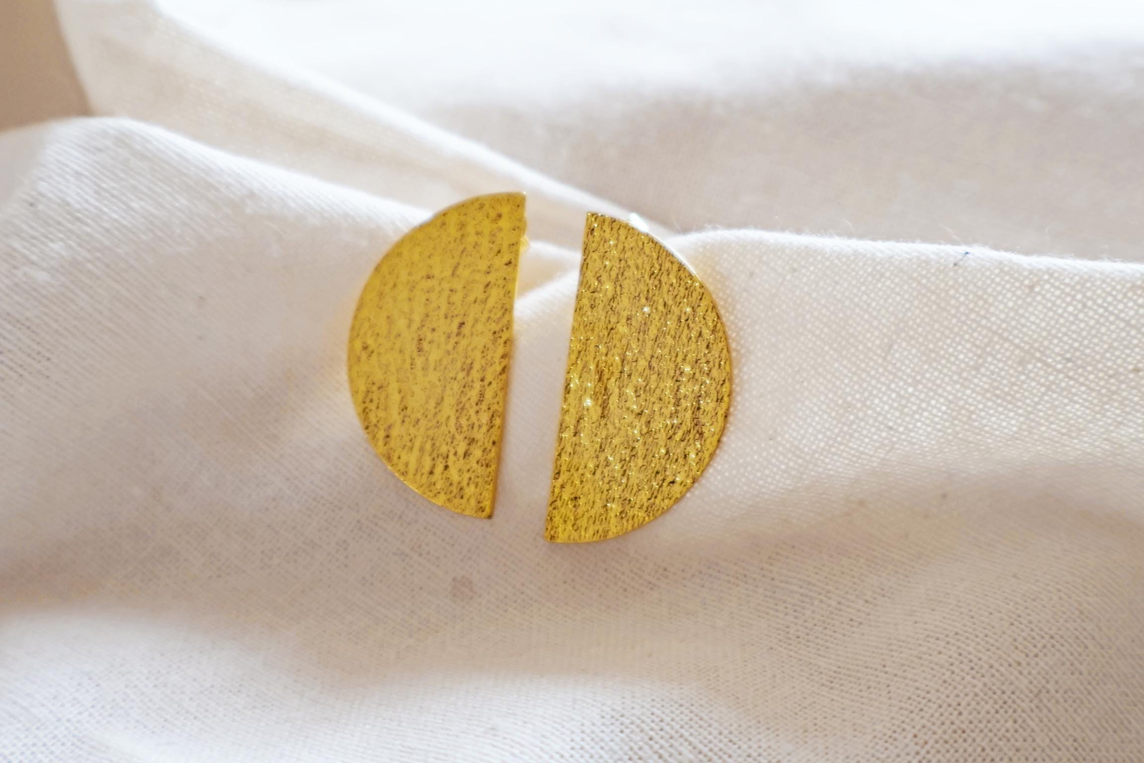 24k vergoldete Halbmond Ohrringe I Handgemacht in Nepal I Ethischer Schmuck I Elegante Ohrringe I zeitlos I Gold Struktur Statement