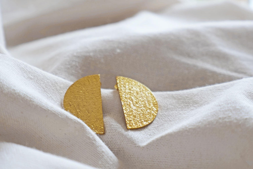 24k vergoldete Halbmond Ohrringe I Handgemacht in Nepal I Ethischer Schmuck I Elegante Ohrringe I zeitlos I Gold Struktur Statement