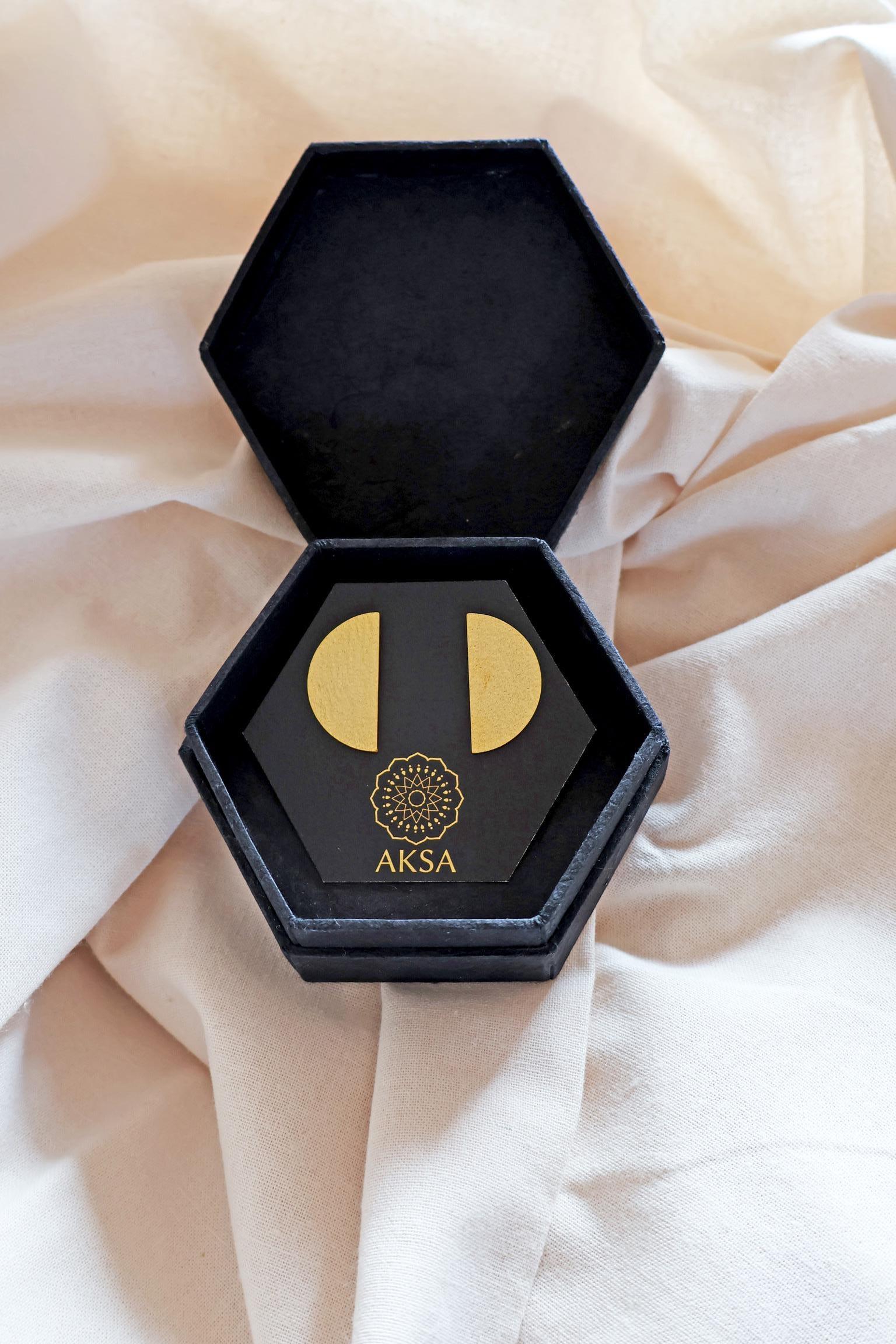 24k vergoldete Halbmond Ohrringe I Handgemacht in Nepal I Ethischer Schmuck I Elegante Ohrringe I zeitlos I Gold Struktur Statement