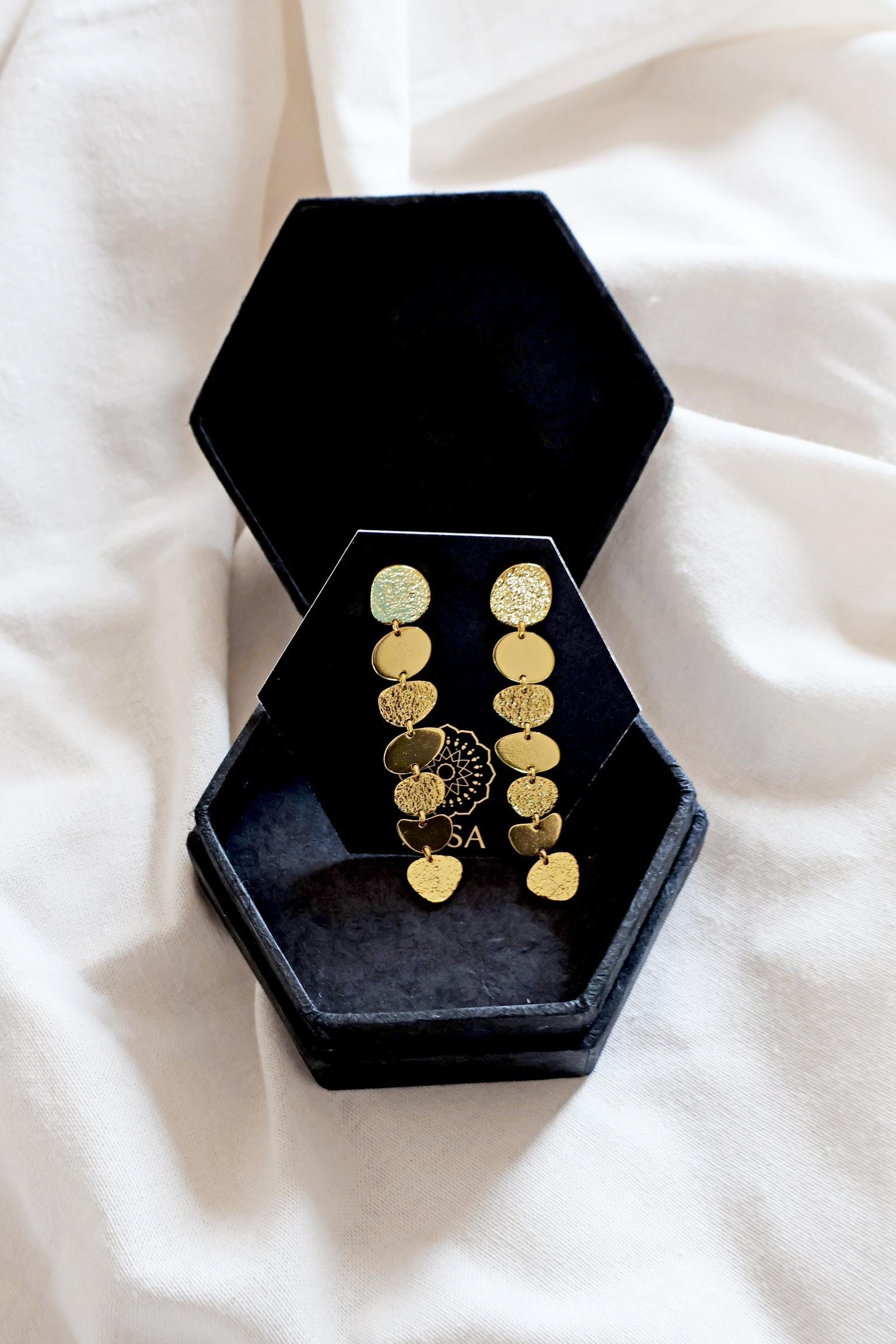 Lange 24k vergoldete Ohrringe I Ethischer Schmuck I Elegante Ohrringe I zeitlos I Gold Struktur Statement Plättchen Ohrringe