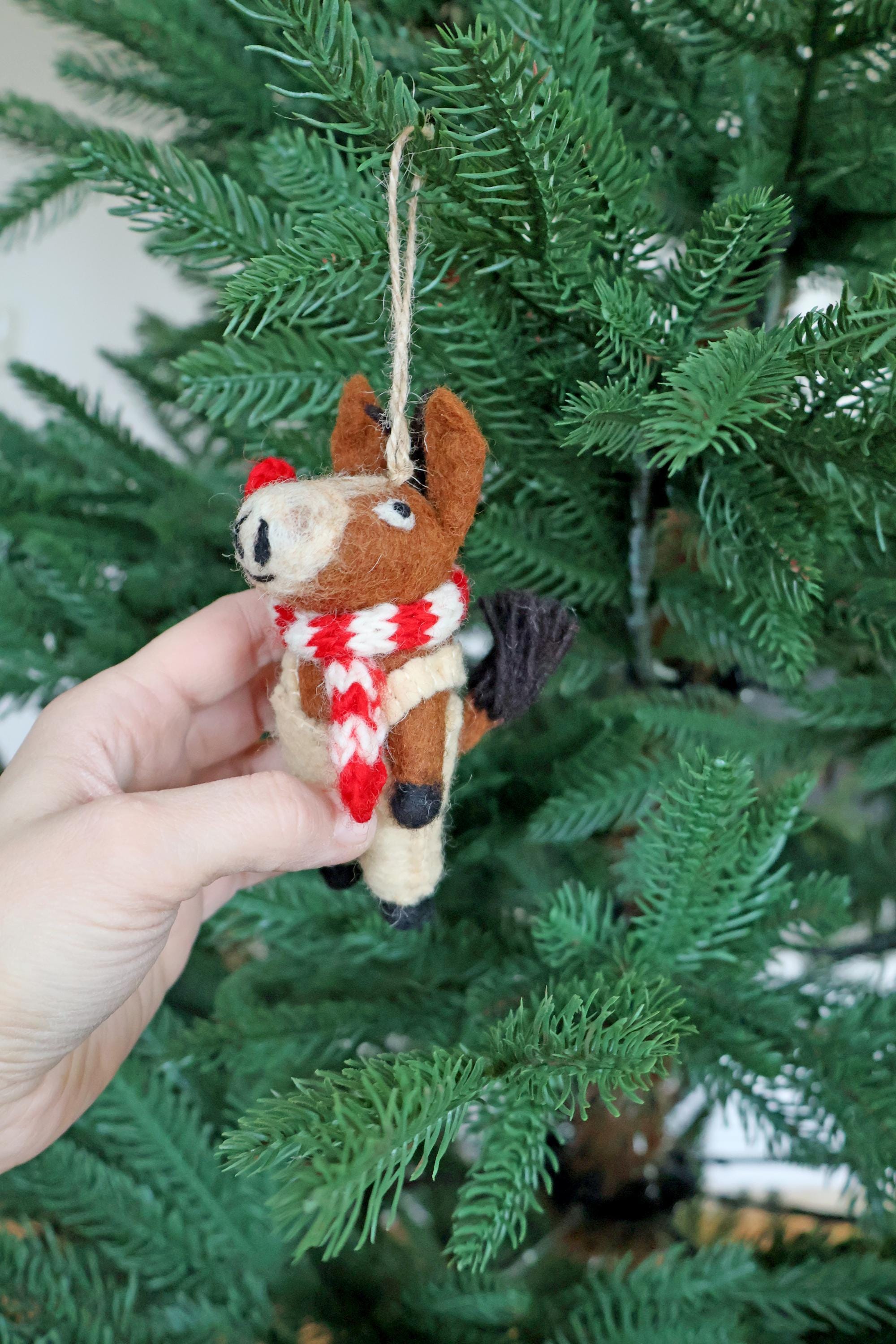 Weihnachtsanhänger Pferd I Filz Christbaumschmuck I Weihnachtsdeko Pferdchen I Pferd mit Latzhose und Schal
