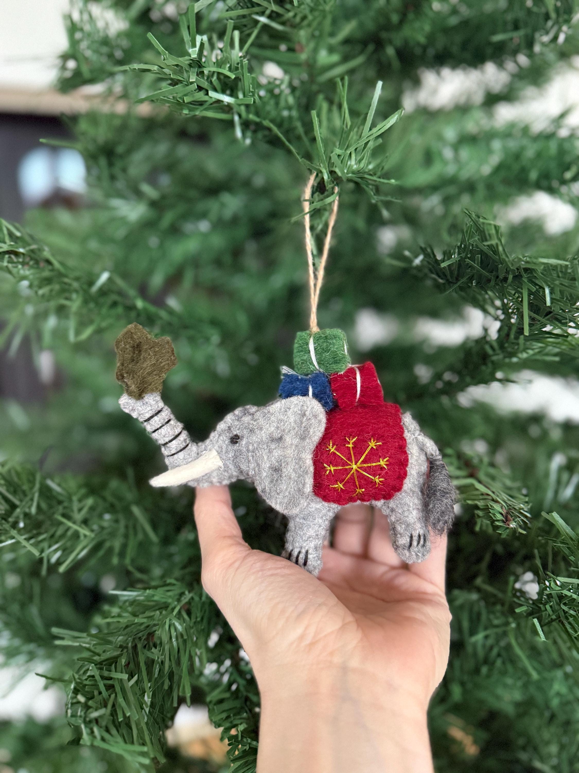 Anhänger Elefant mit Weihnachtsbaum I Deko aus Filz I Winter I Weihnachtsbaum I Weihnachtselefant I Anhänger aus Filz I Wildtiere