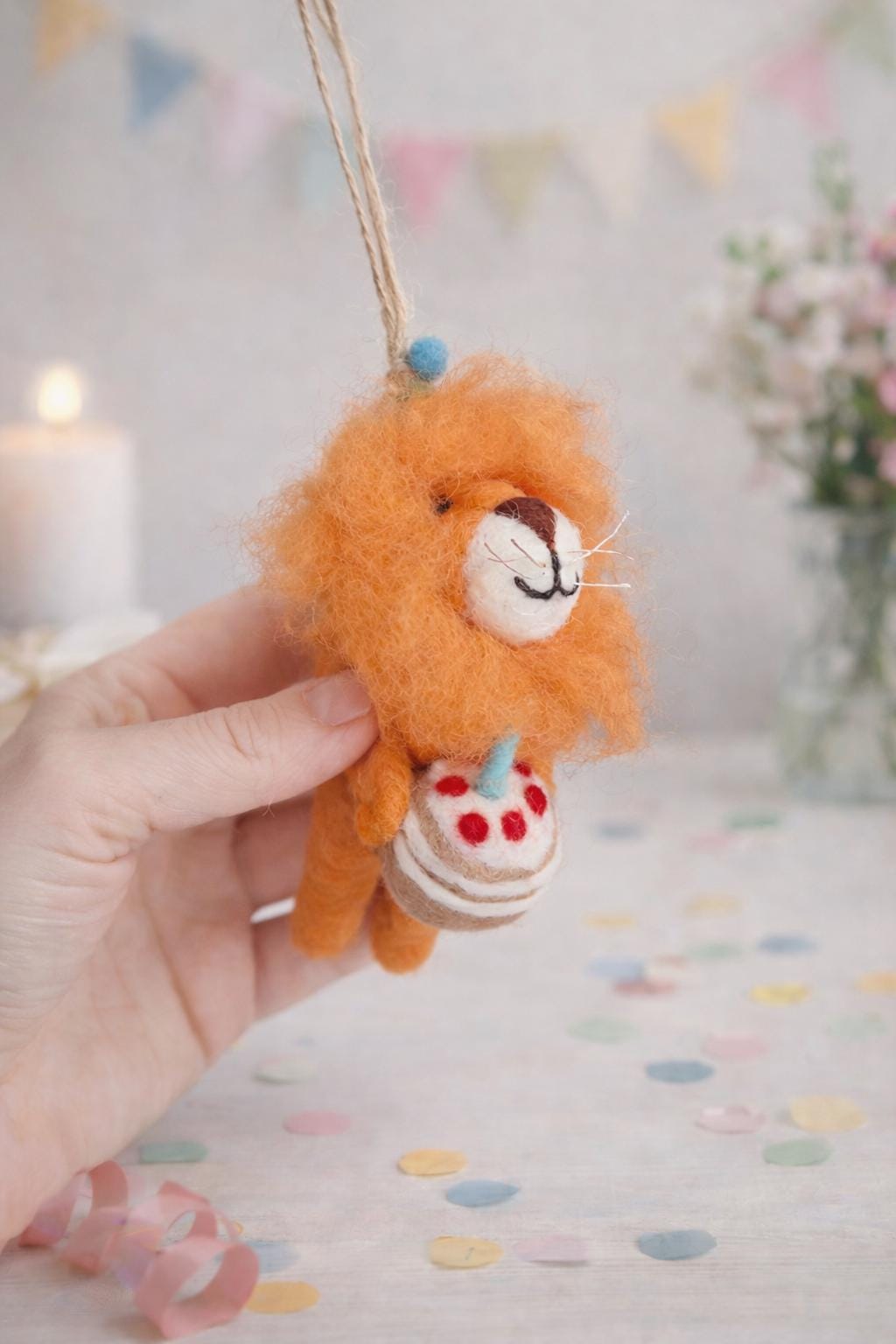 Partylöwe I Löwe mit Partyhut I Löwendeko I Christbaumschmuck Weihnachtsdeko I Geburtstagsdeko I Geschenkanhänger I Löwenparty