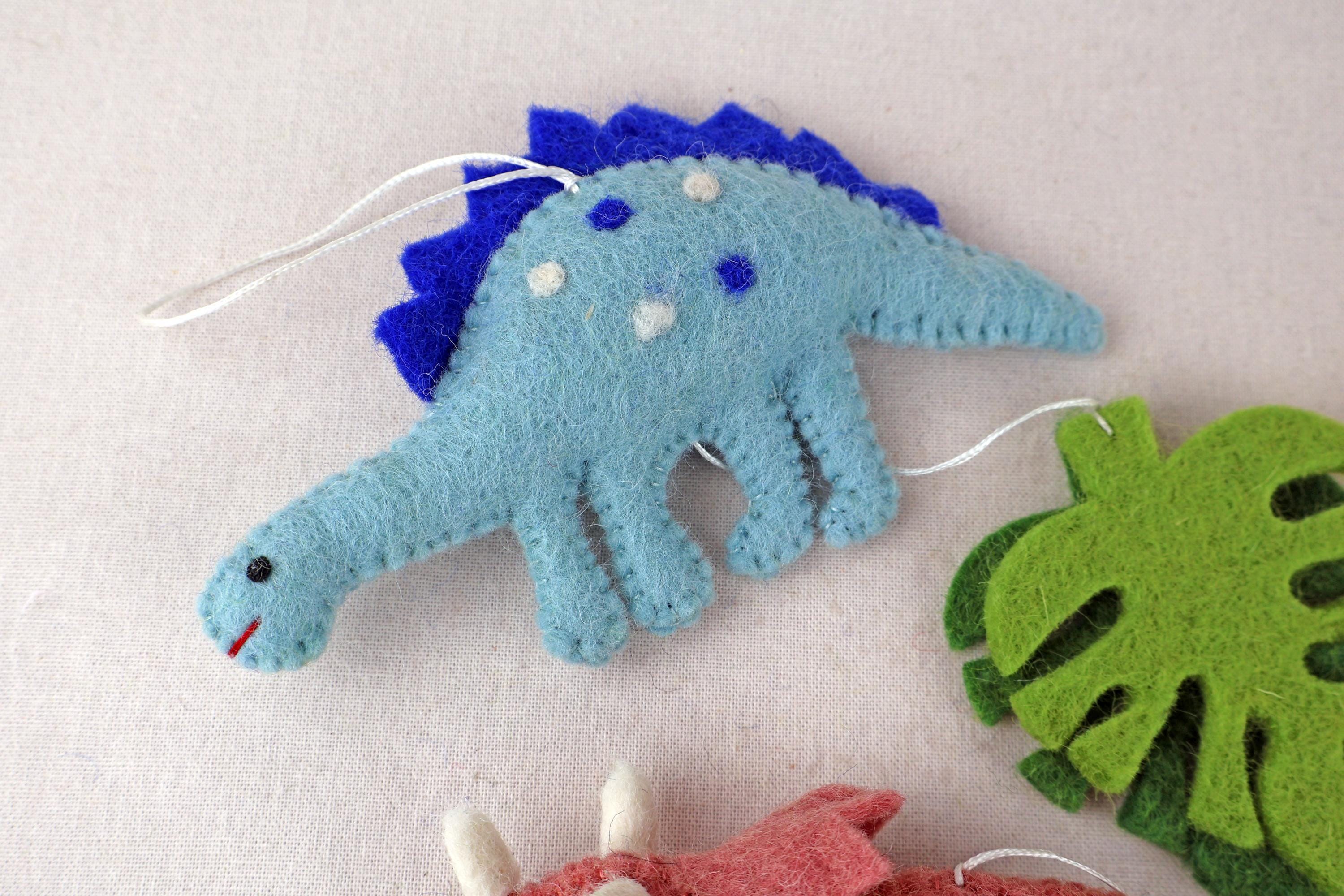 Filz Dinosaurier Girlande – Dino Babyzimmer Deko – Handgemachte Wollgirlande – Dino Kinderzimmer – Jurassic Nursery – Geschenk zur Geburt