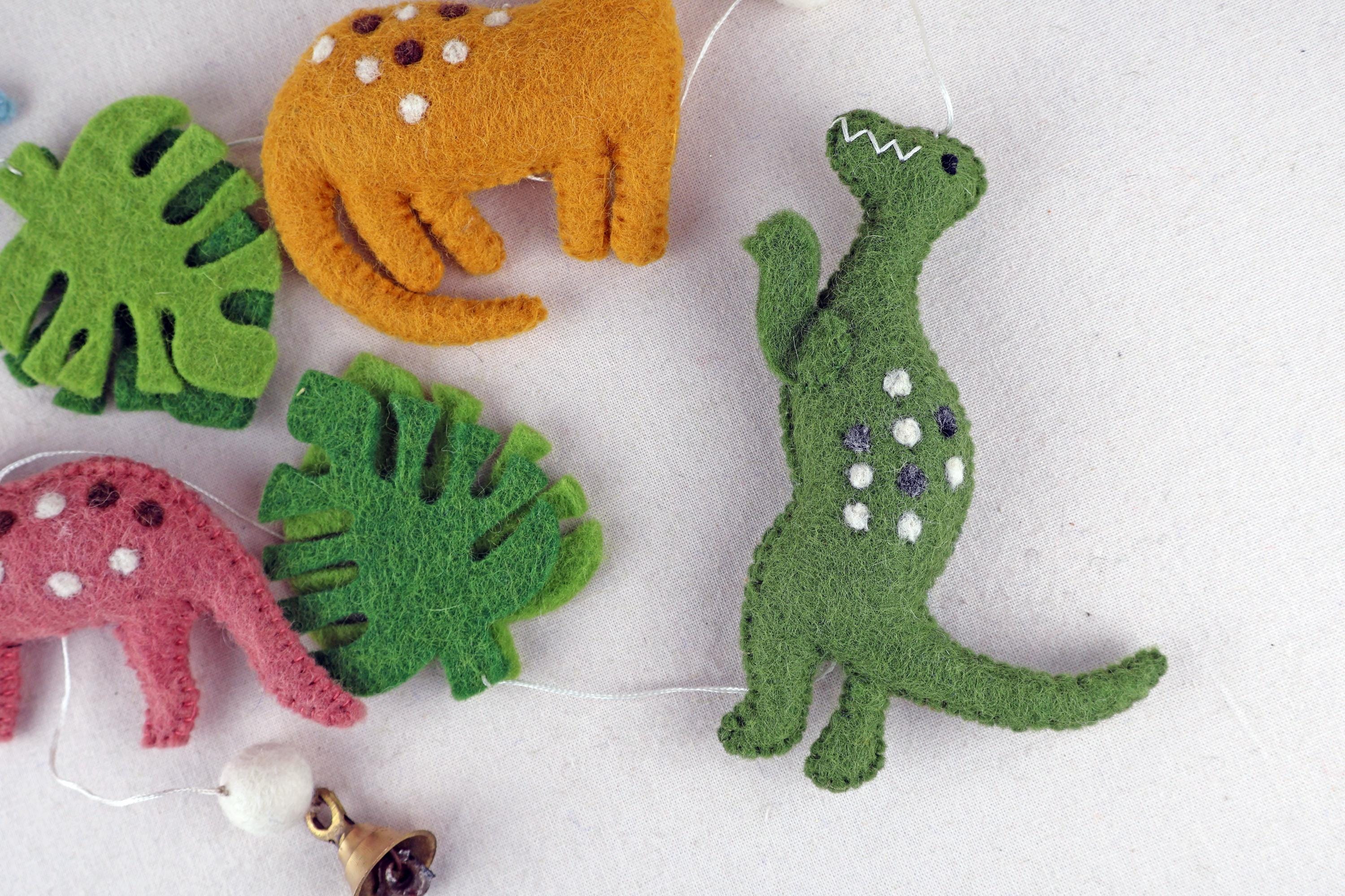 Filz Dinosaurier Girlande – Dino Babyzimmer Deko – Handgemachte Wollgirlande – Dino Kinderzimmer – Jurassic Nursery – Geschenk zur Geburt