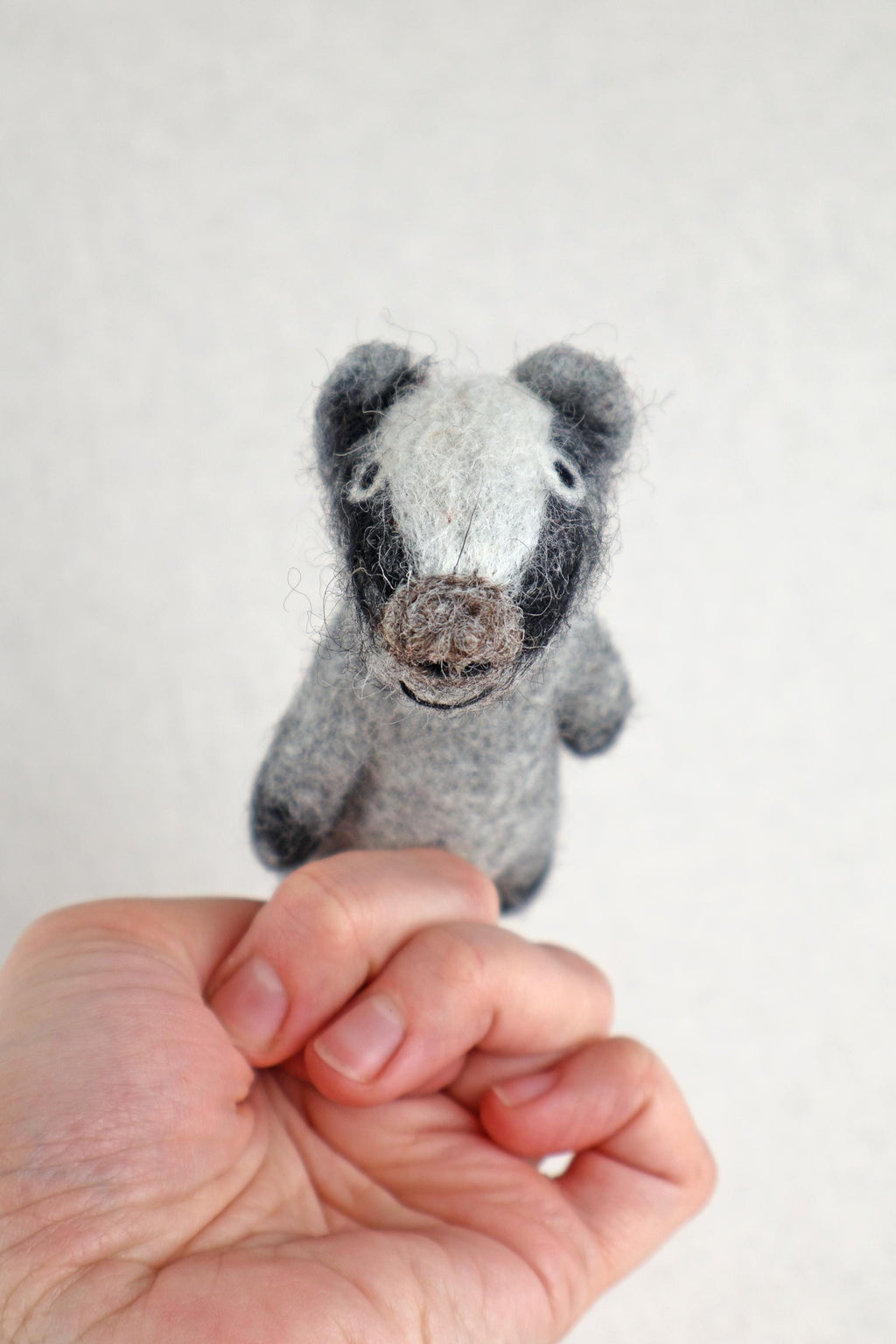 Filz Dachs Fingerpuppe – Handgemachte Dachspuppe – Waldtier Handpuppe – Filz Tier Figur – Waldorf Spielzeug – Geschenk für Kinder