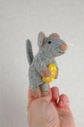 Filz Maus Fingerpuppe mit Käse – Handgemachte Maus Handpuppe – Filz Tier Figur – Waldorf Spielzeug – Geschenk für Kinder