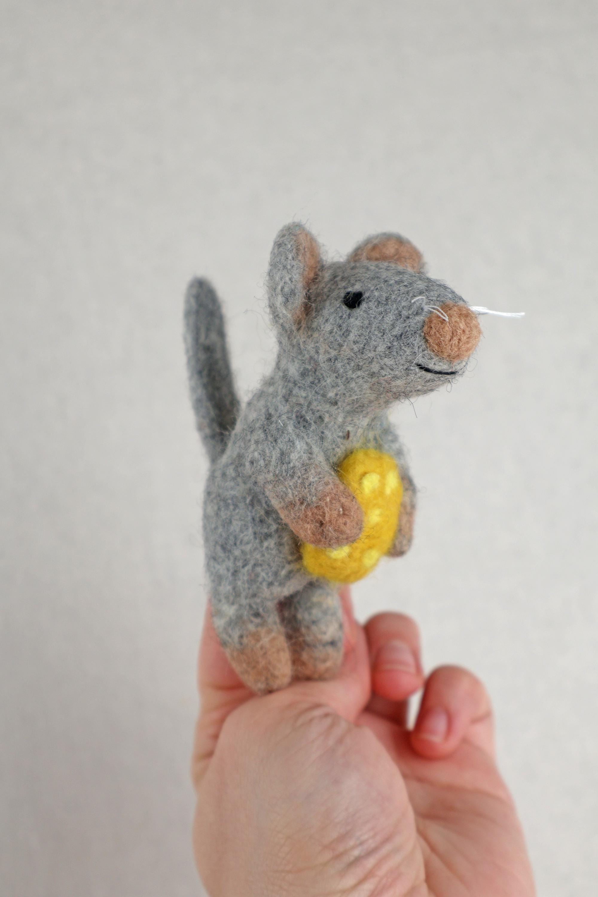 Filz Maus Fingerpuppe mit Käse – Handgemachte Maus Handpuppe – Filz Tier Figur – Waldorf Spielzeug – Geschenk für Kinder