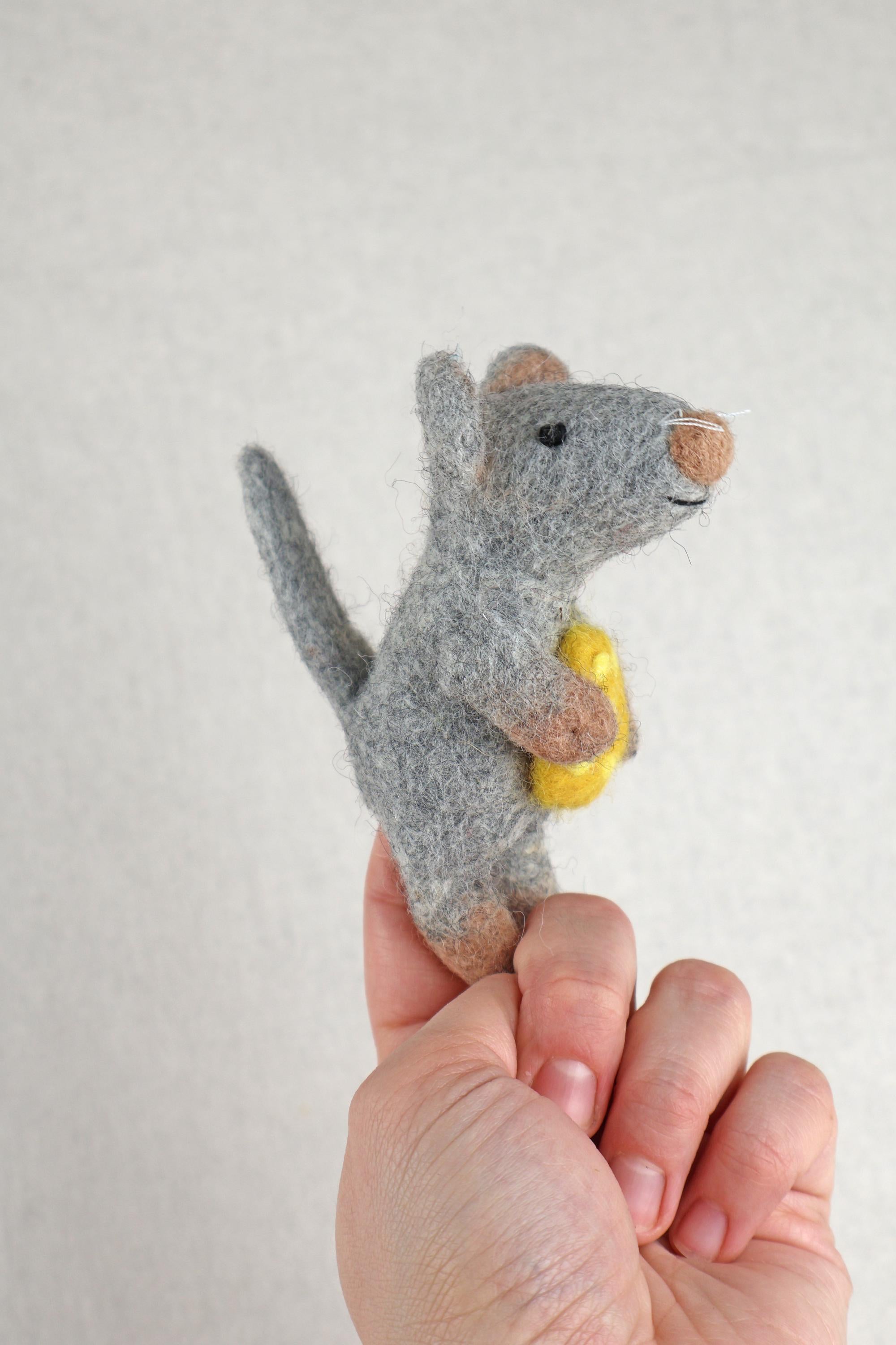 Filz Maus Fingerpuppe mit Käse – Handgemachte Maus Handpuppe – Filz Tier Figur – Waldorf Spielzeug – Geschenk für Kinder