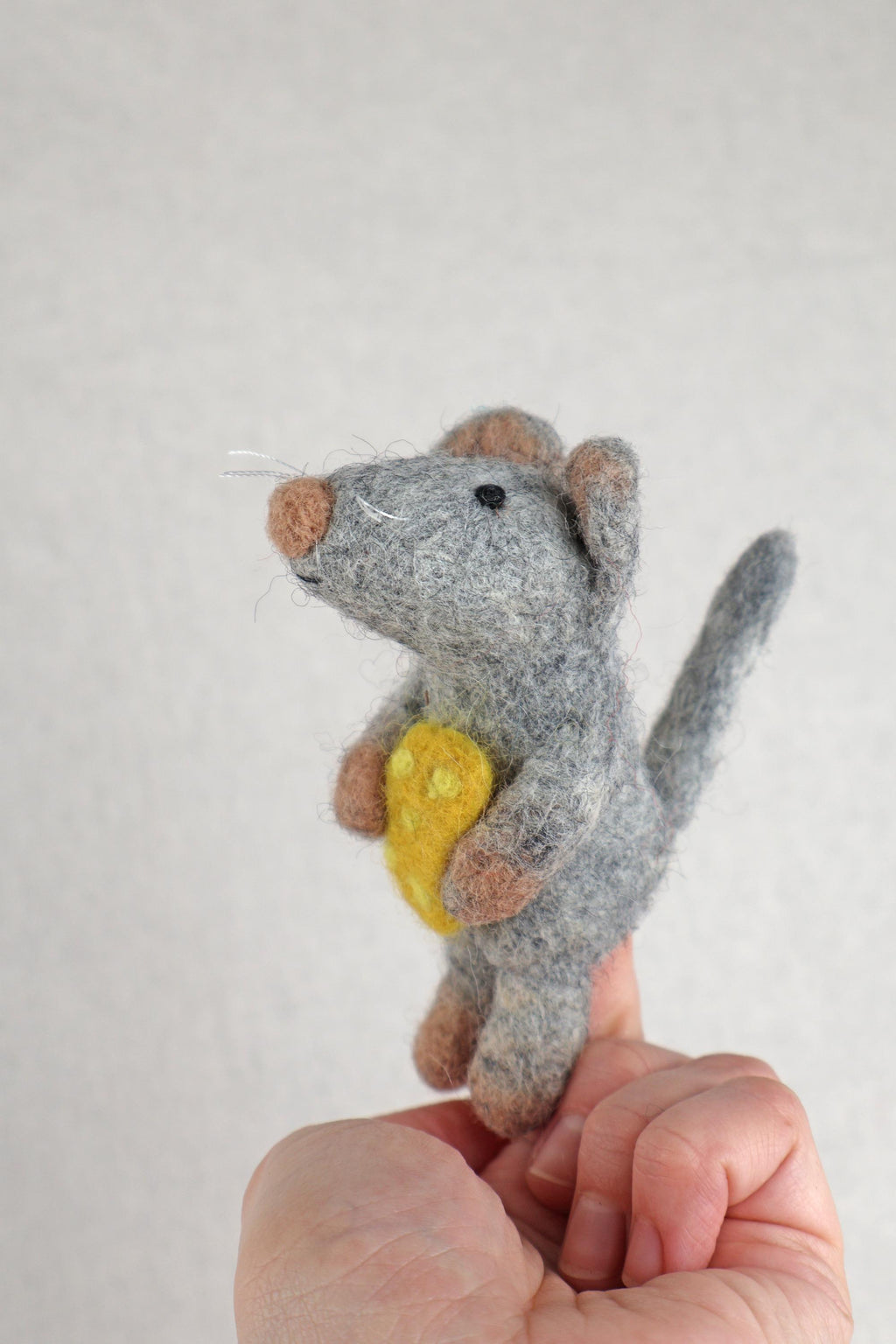 Filz Maus Fingerpuppe mit Käse – Handgemachte Maus Handpuppe – Filz Tier Figur – Waldorf Spielzeug – Geschenk für Kinder