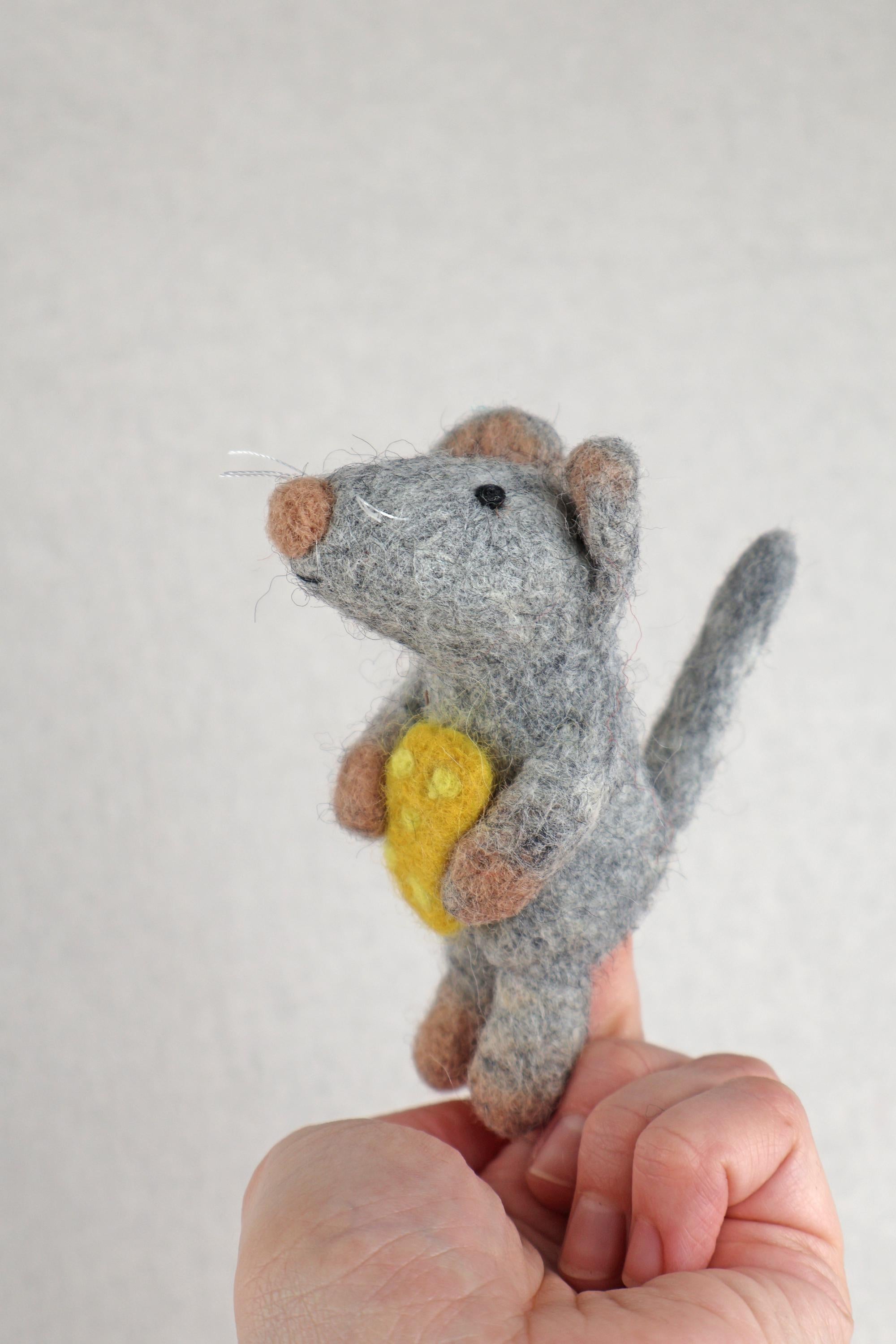 Filz Maus Fingerpuppe mit Käse – Handgemachte Maus Handpuppe – Filz Tier Figur – Waldorf Spielzeug – Geschenk für Kinder