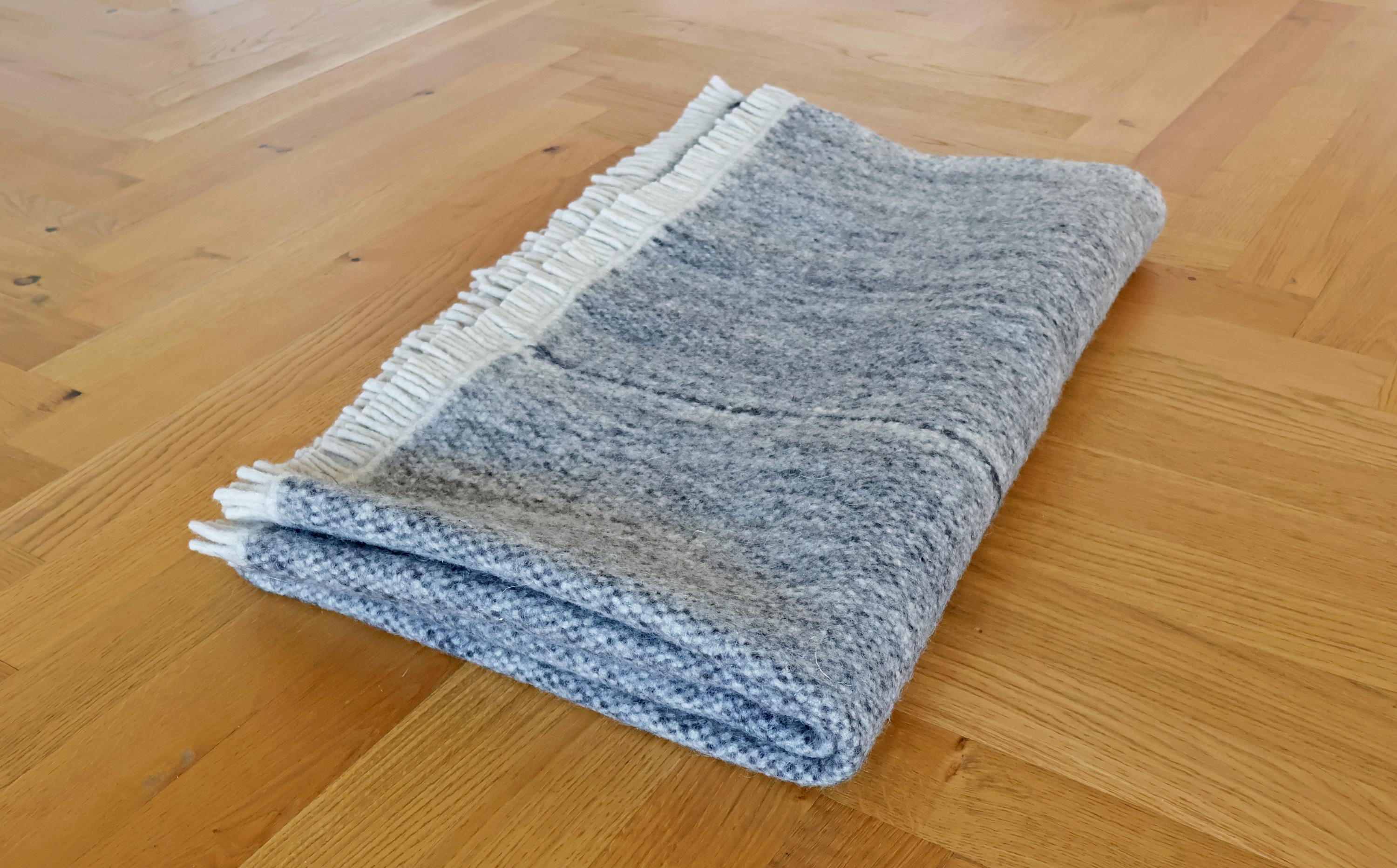 Handgewebter Radhi Teppich aus Nepal – Grau | Fair Trade Wollteppich | Minimalistischer Boho Teppich | Natur Teppich Wohnzimmer