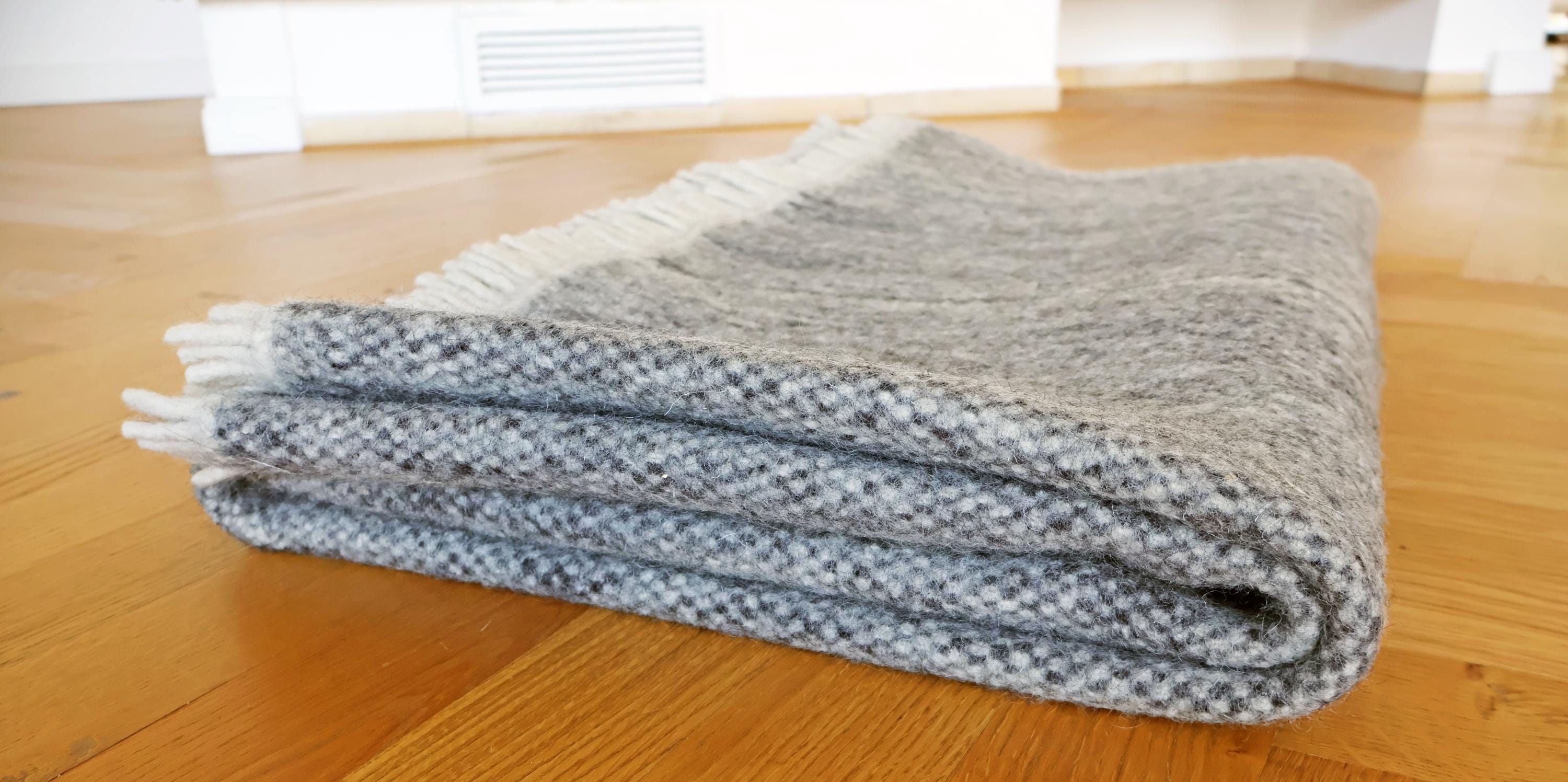 Handgewebter Radhi Teppich aus Nepal – Grau | Fair Trade Wollteppich | Minimalistischer Boho Teppich | Natur Teppich Wohnzimmer