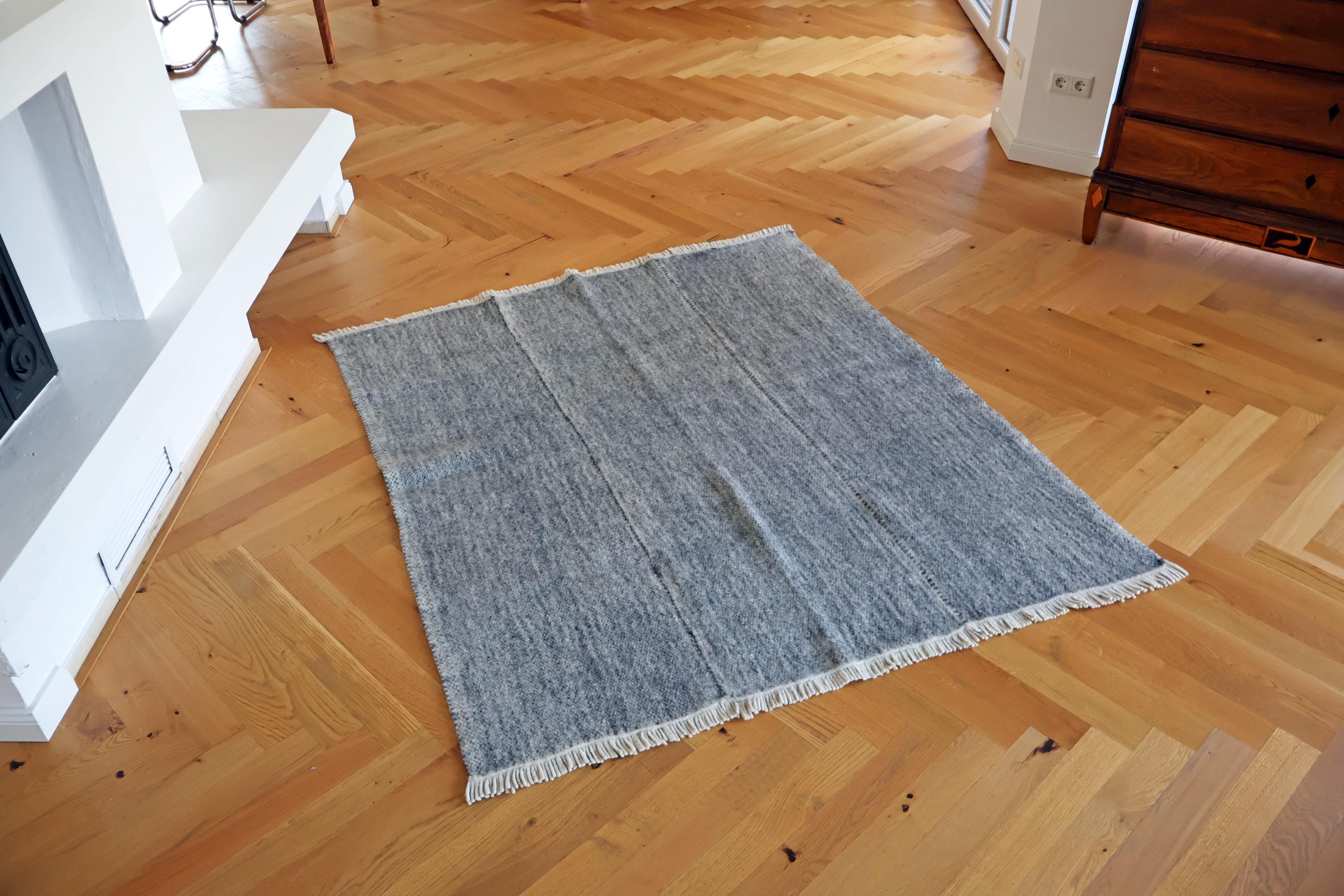 Handgewebter Radhi Teppich aus Nepal – Grau | Fair Trade Wollteppich | Minimalistischer Boho Teppich | Natur Teppich Wohnzimmer