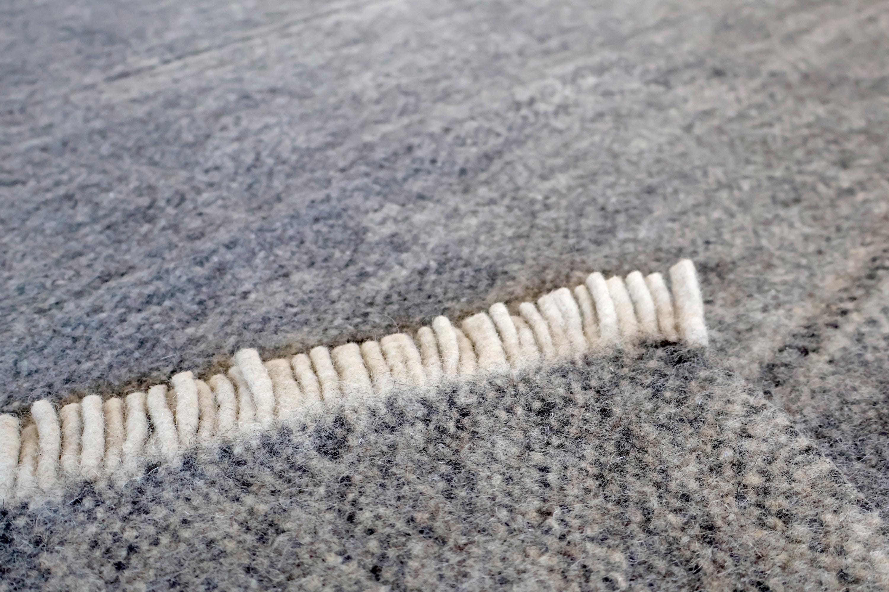 Handgewebter Radhi Teppich aus Nepal – Grau | Fair Trade Wollteppich | Minimalistischer Boho Teppich | Natur Teppich Wohnzimmer