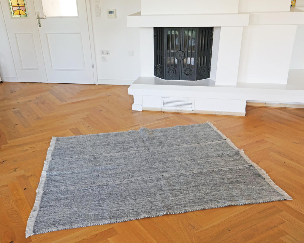 Handgewebter Radhi Teppich aus Nepal – Grau | Fair Trade Wollteppich | Minimalistischer Boho Teppich | Natur Teppich Wohnzimmer