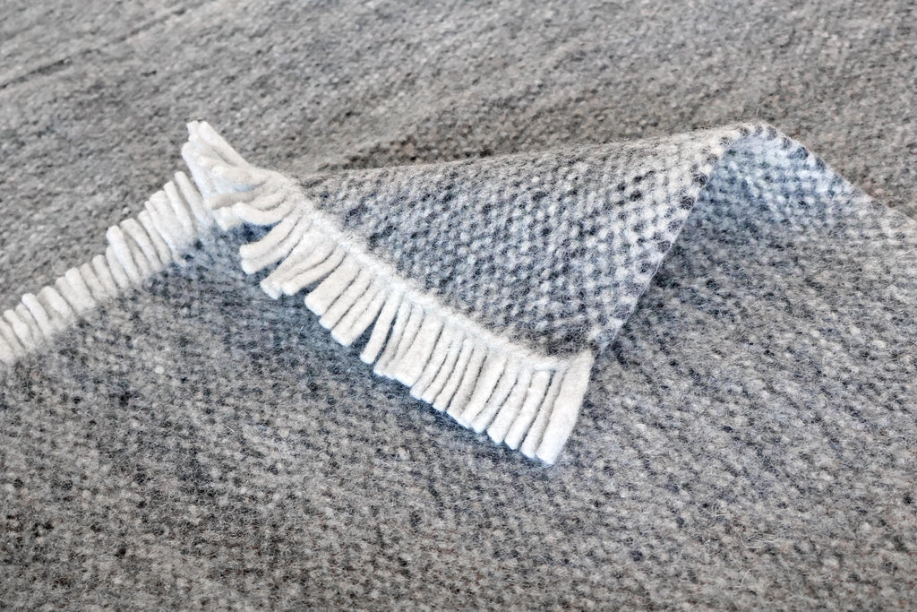 Handgewebter Radhi Teppich aus Nepal – Grau | Fair Trade Wollteppich | Minimalistischer Boho Teppich | Natur Teppich Wohnzimmer