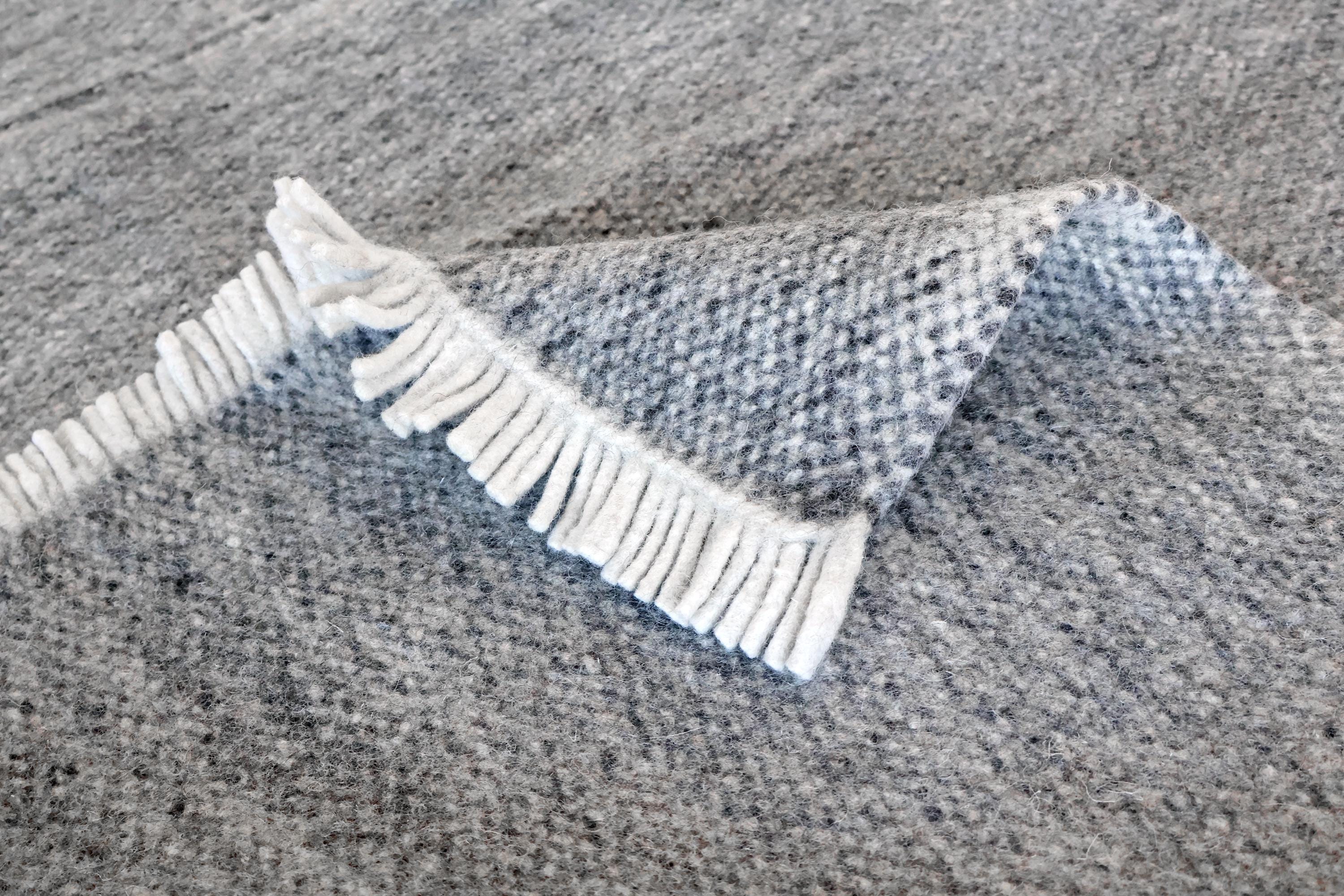 Handgewebter Radhi Teppich aus Nepal – Grau | Fair Trade Wollteppich | Minimalistischer Boho Teppich | Natur Teppich Wohnzimmer