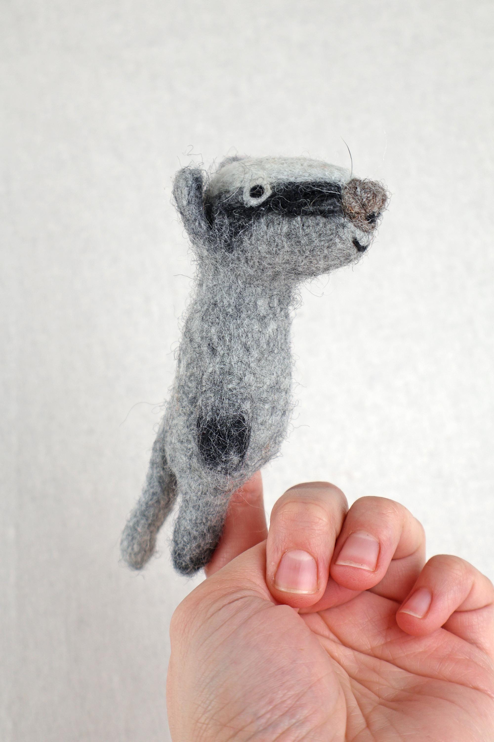 Filz Dachs Fingerpuppe – Handgemachte Dachspuppe – Waldtier Handpuppe – Filz Tier Figur – Waldorf Spielzeug – Geschenk für Kinder