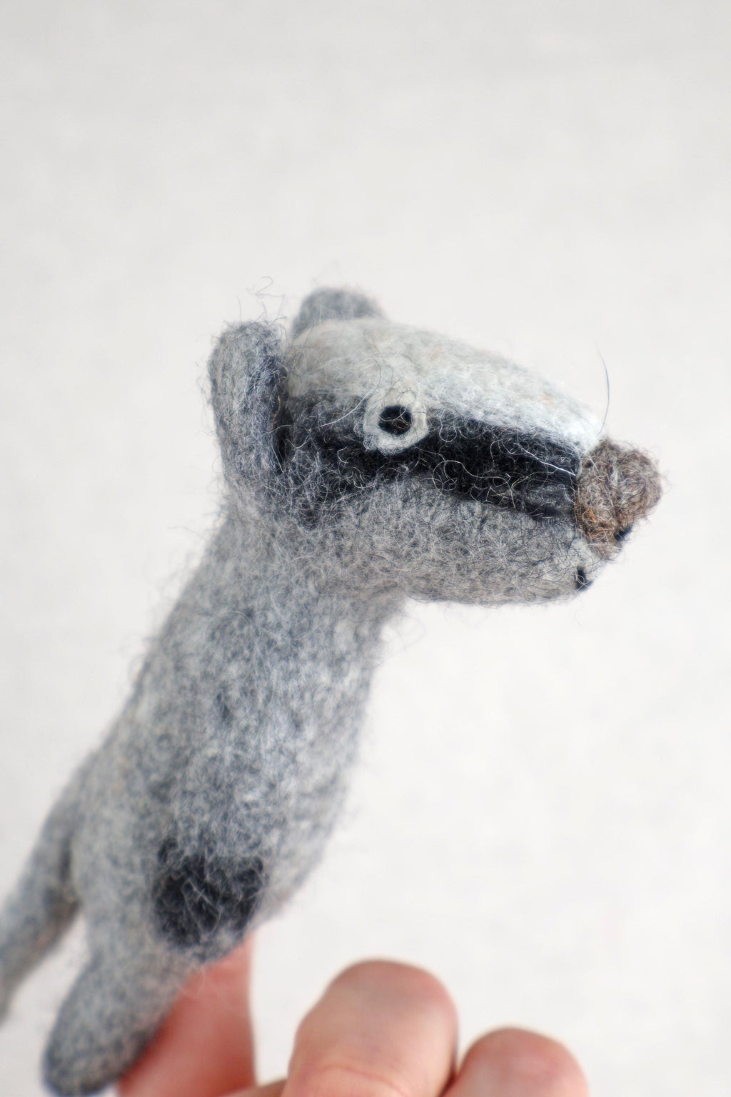 Filz Dachs Fingerpuppe – Handgemachte Dachspuppe – Waldtier Handpuppe – Filz Tier Figur – Waldorf Spielzeug – Geschenk für Kinder