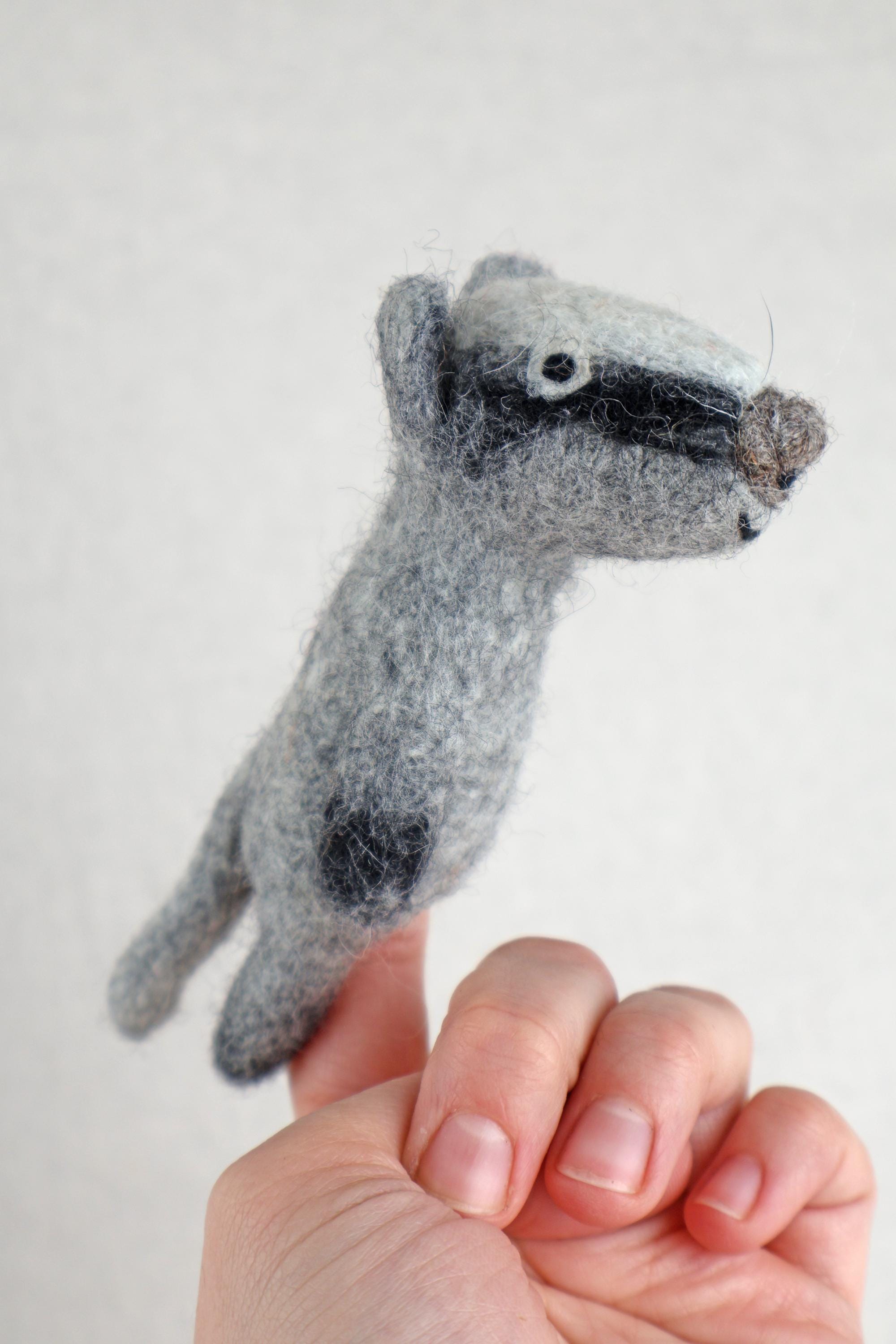 Filz Dachs Fingerpuppe – Handgemachte Dachspuppe – Waldtier Handpuppe – Filz Tier Figur – Waldorf Spielzeug – Geschenk für Kinder