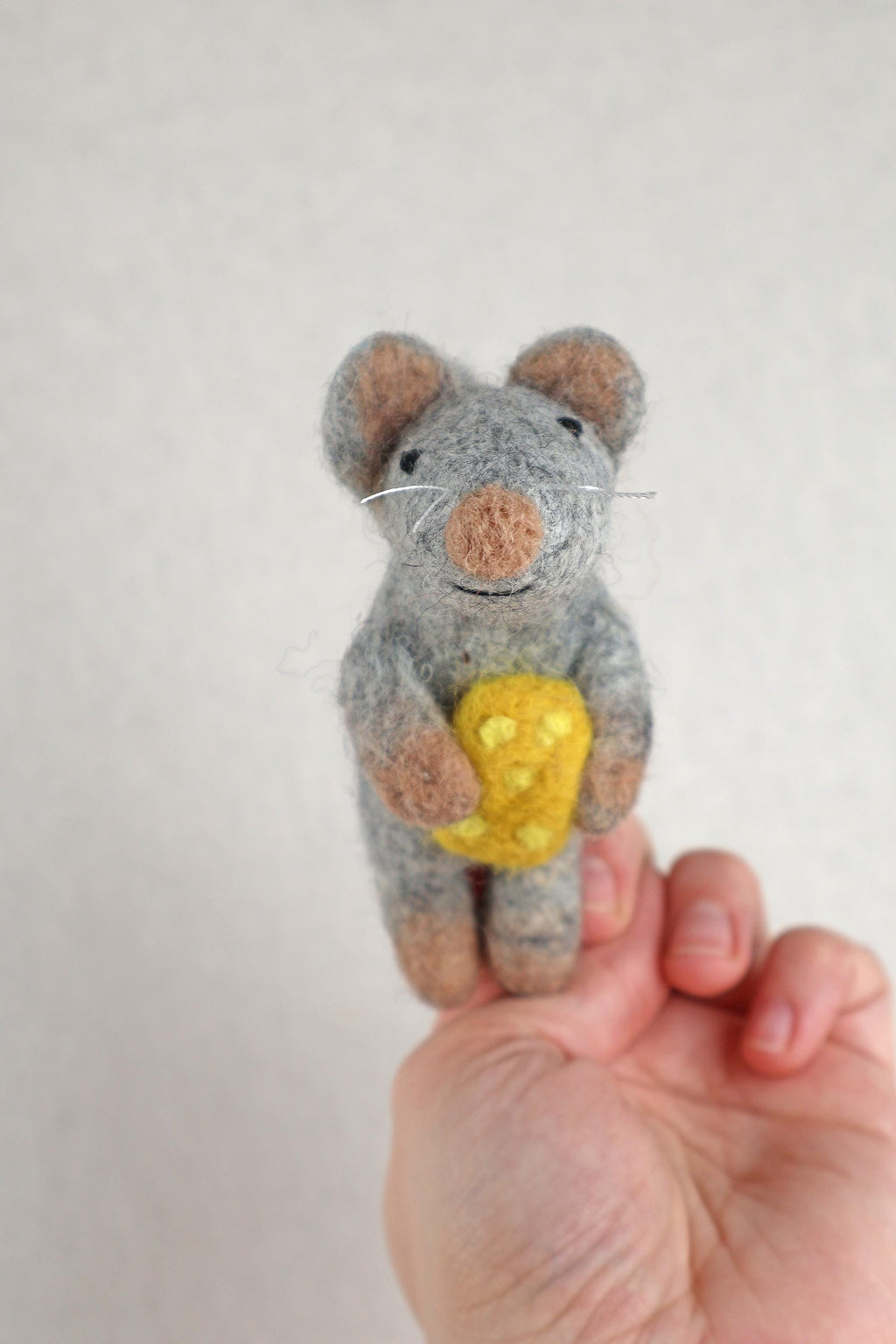 Filz Maus Fingerpuppe mit Käse – Handgemachte Maus Handpuppe – Filz Tier Figur – Waldorf Spielzeug – Geschenk für Kinder